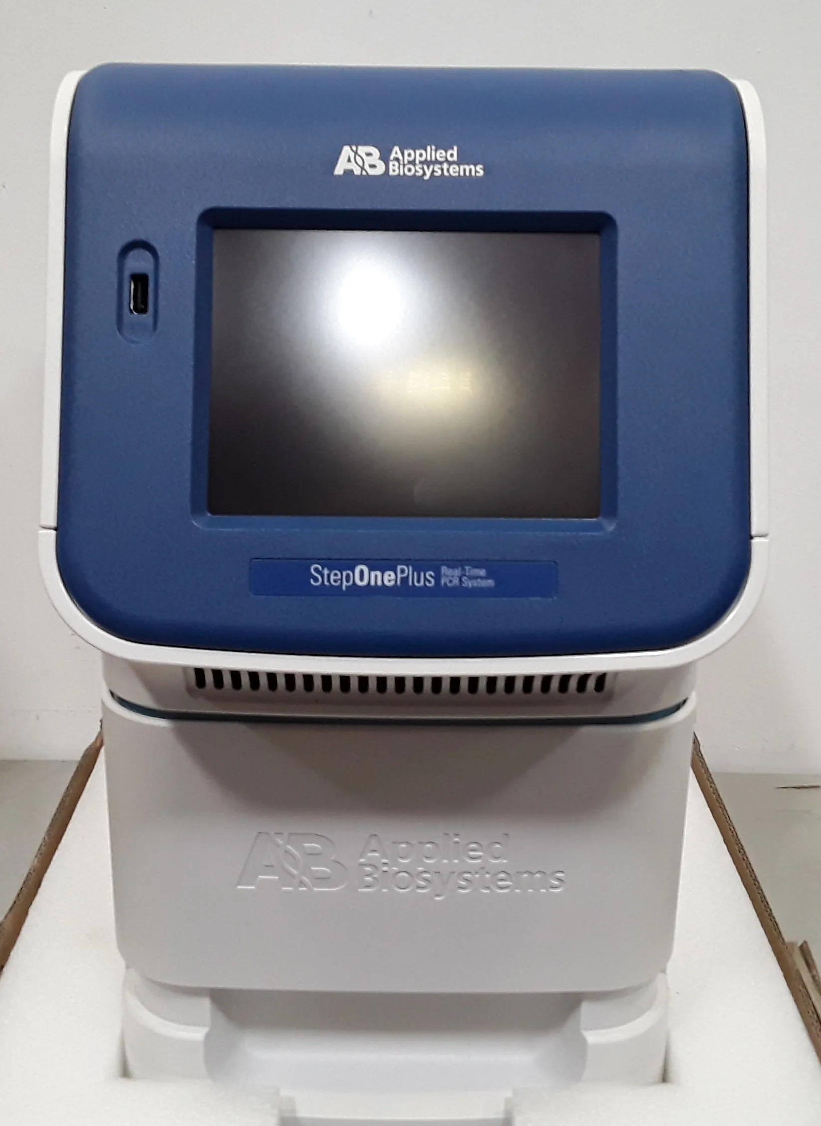 Applied Biosystems 4376592 StepOnePlus Real-Time PCR System Laboratory Equipment