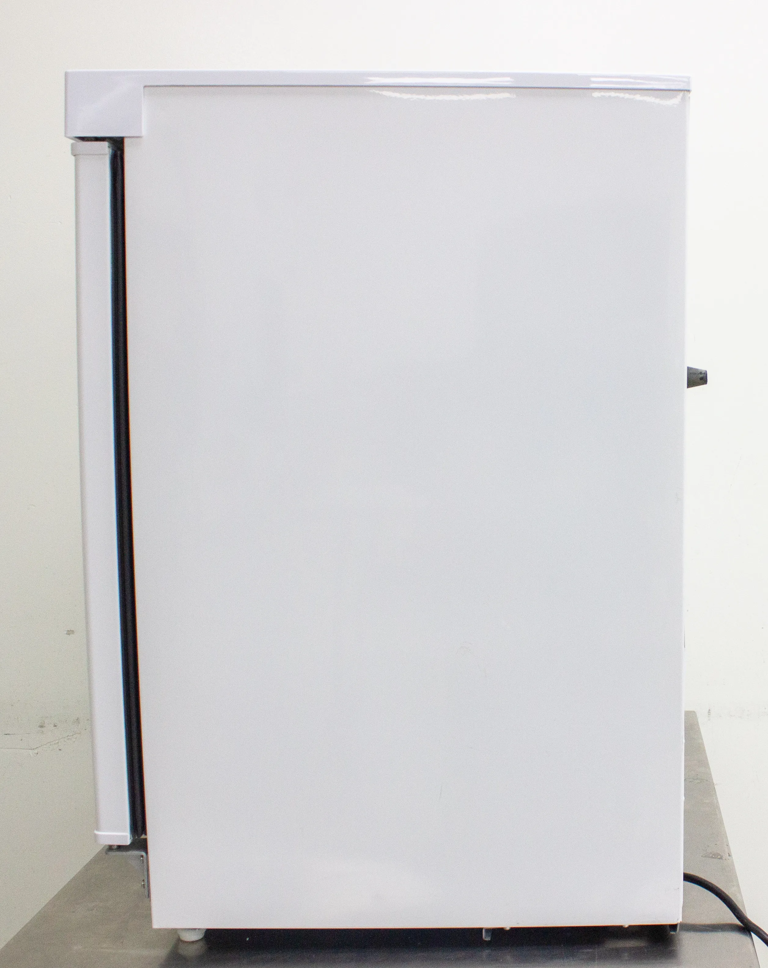 VWR Undercounter Refrigerator, Solid Door 4.6 Cu. Ft