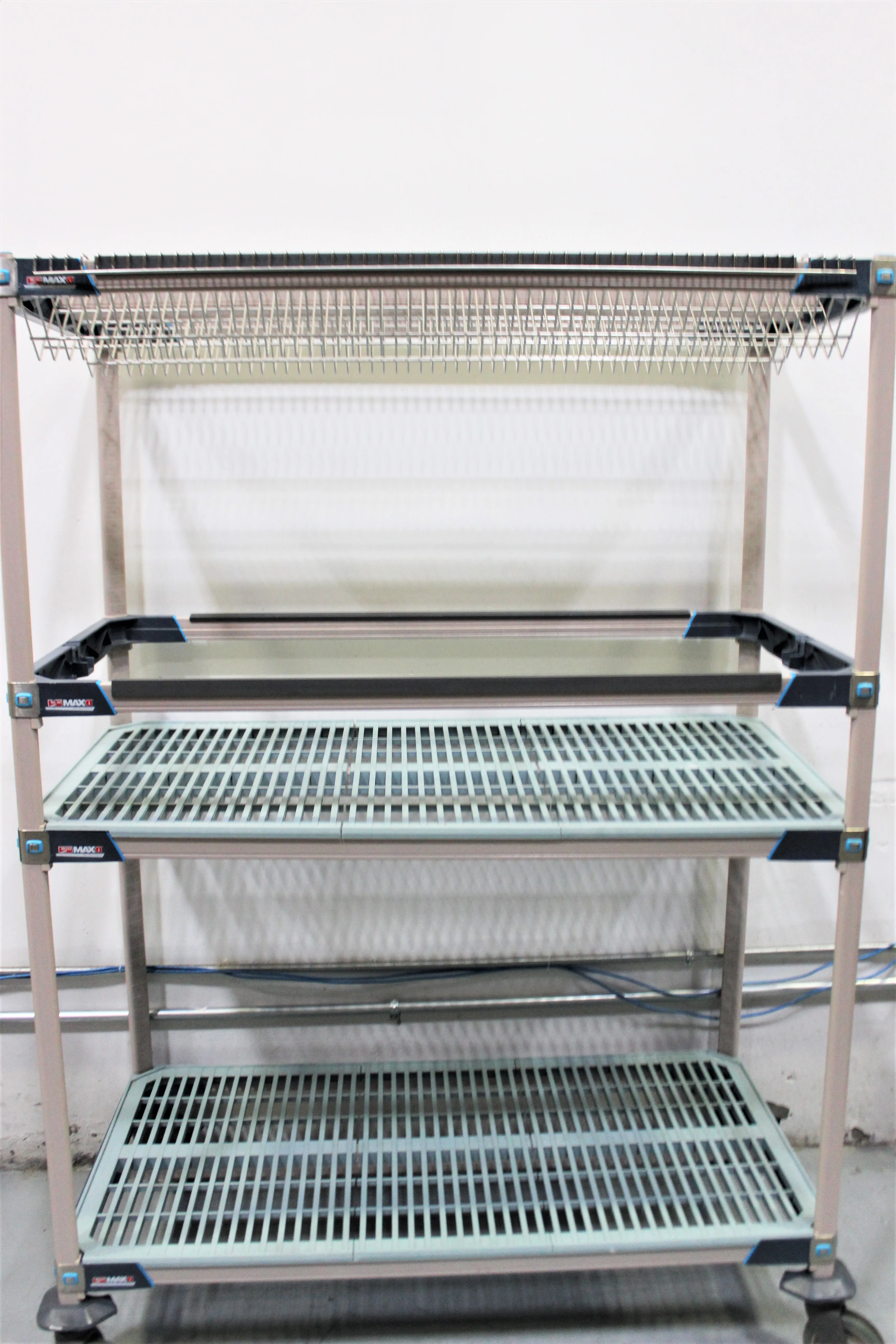 Metro Max i Antimicrobial Rolling Rack Lab Bench