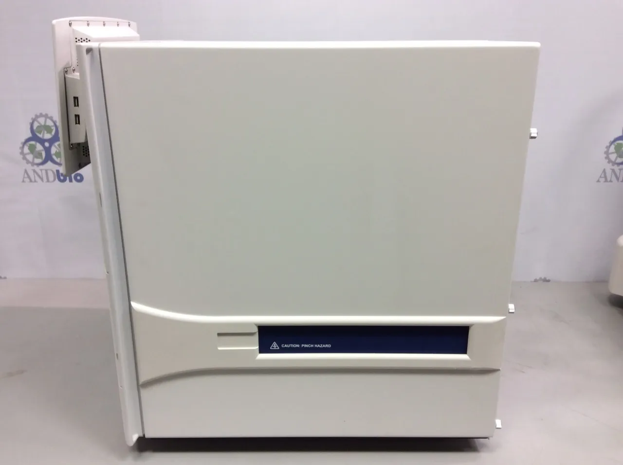 Applied Biosystems Viia 7 qPCR System with Twister II Plate Stacker