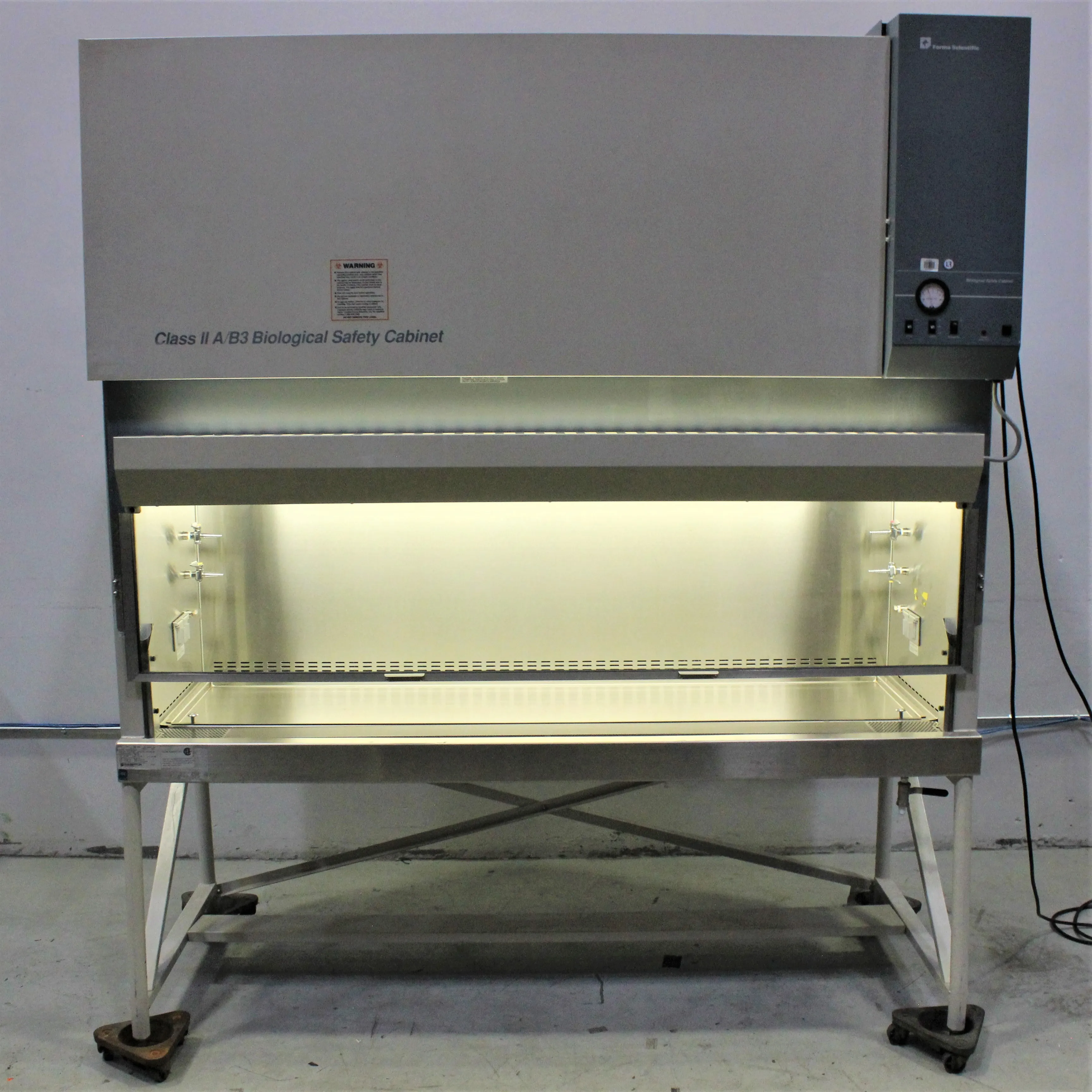 Thermo Forma Scientific 1186 Biosafety Cabinet Class II Type A/B3