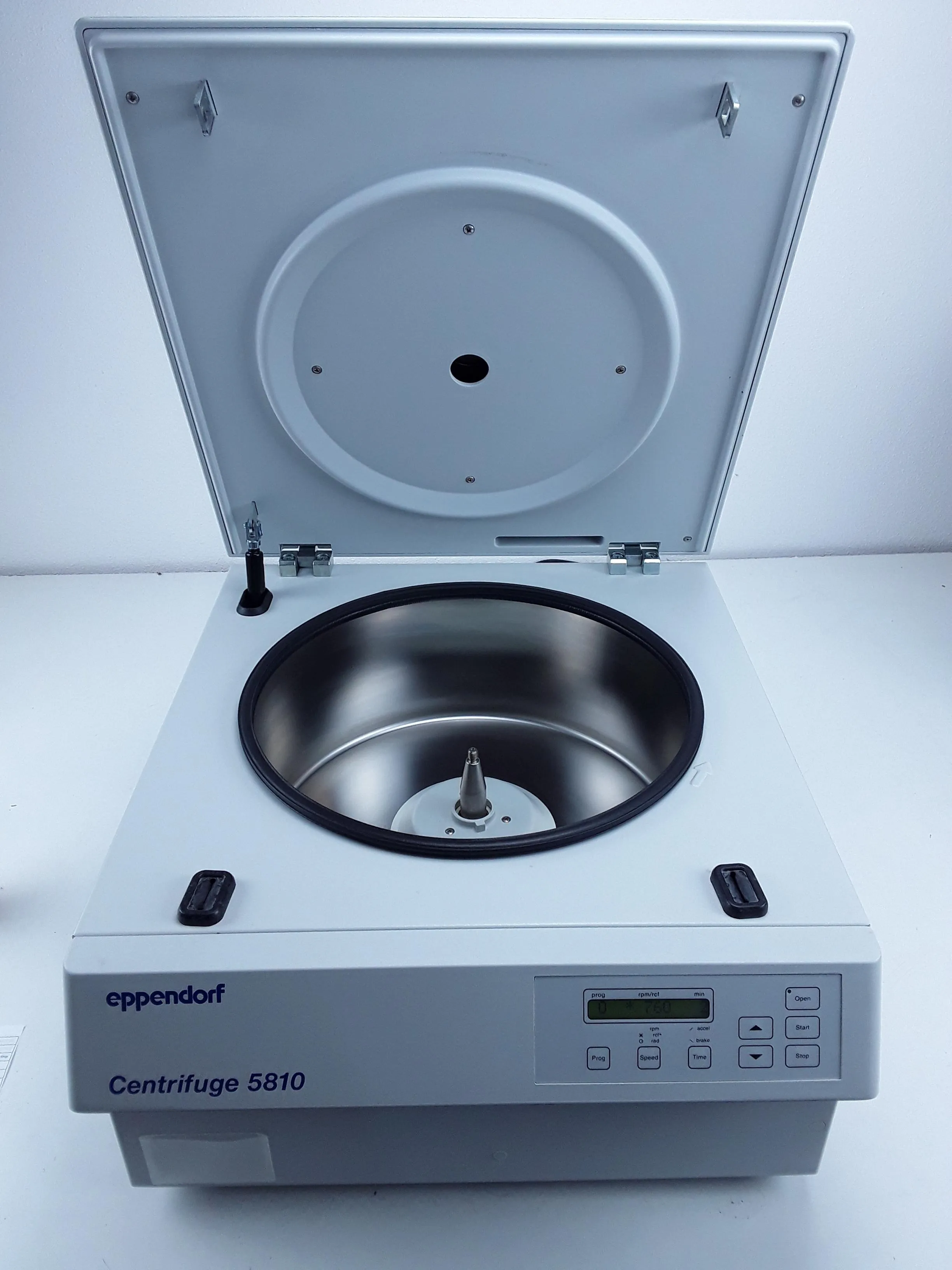 Eppendorf 5810 Centrifuge - Used, 230V