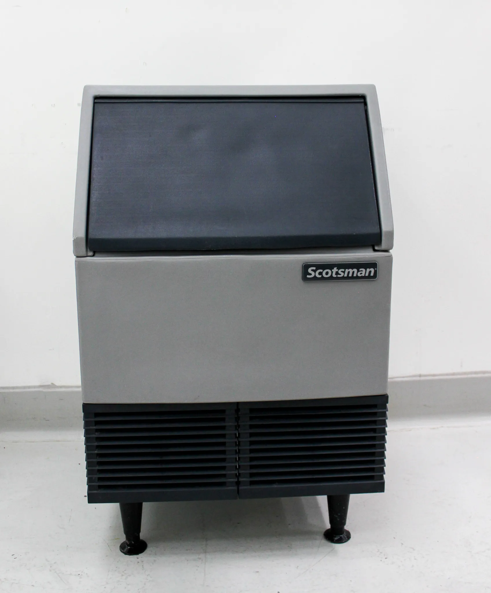 Scotsman Air Cooled Under counter Flake Ice Maker AFE424A-1A