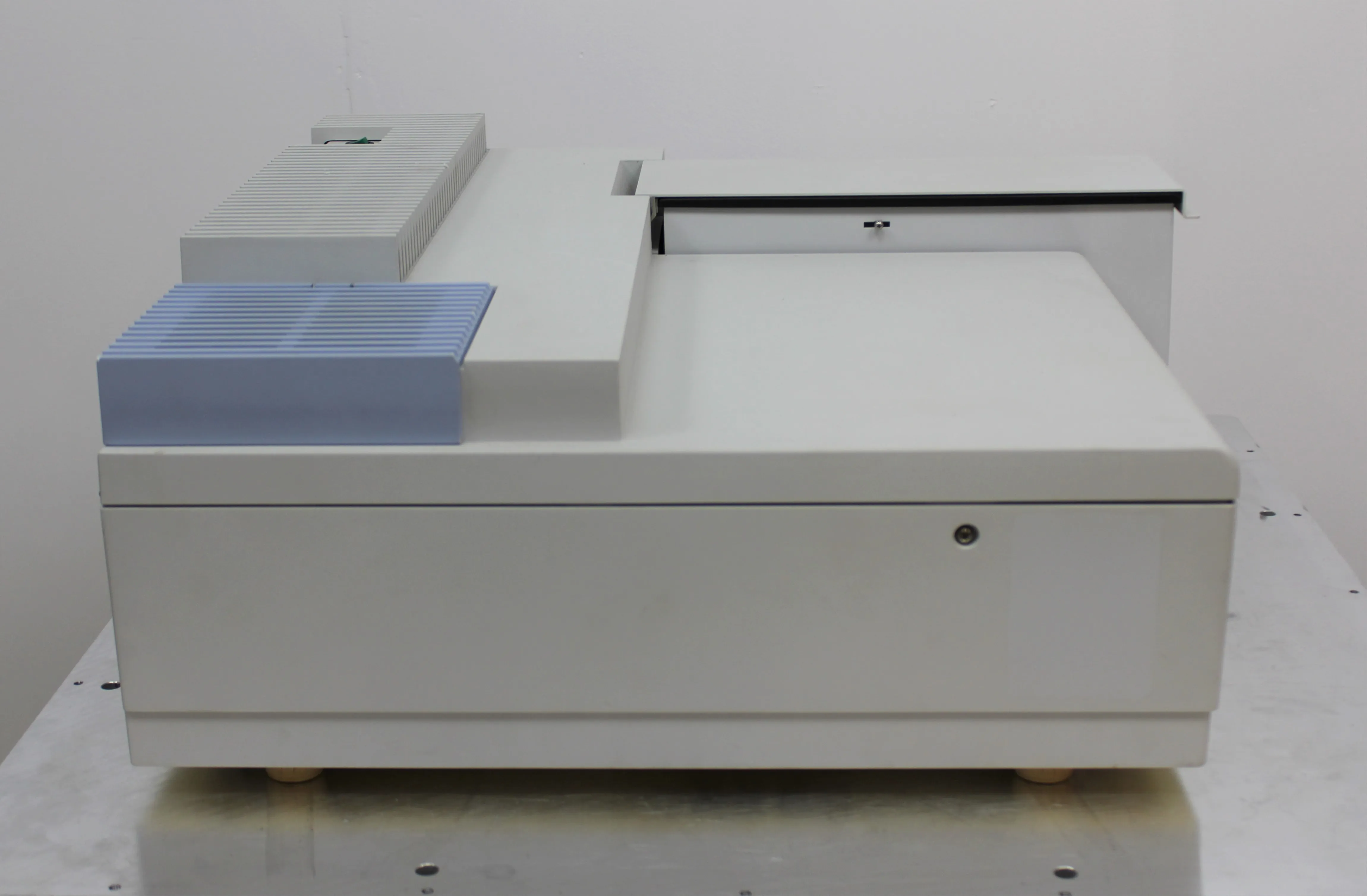 Perkin Elmer Lambda 25 UV/VIS Spectrometer