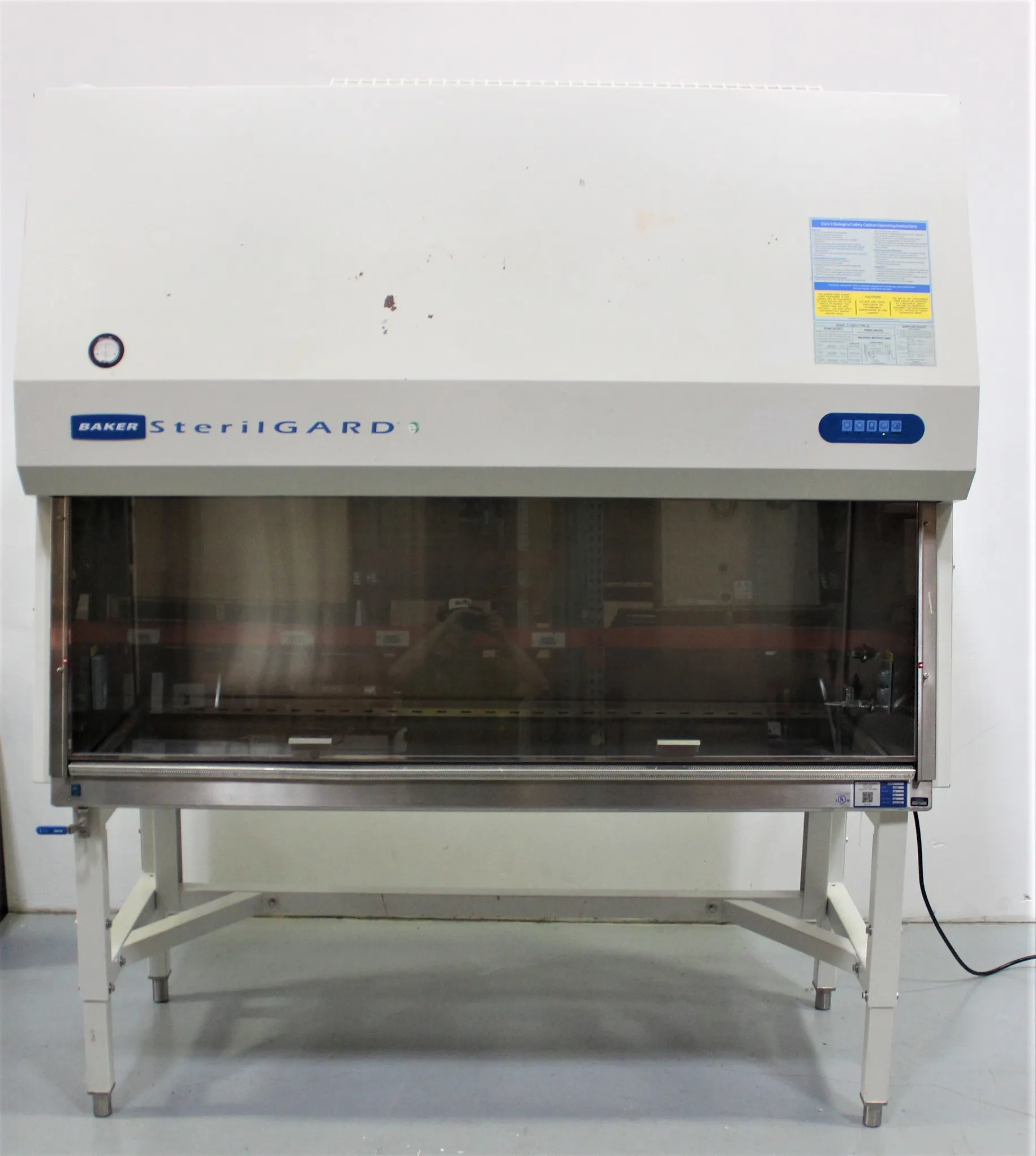 Baker SterilGARD e3 SG604 Biosafety Cabinet - Class 2 Used Hood