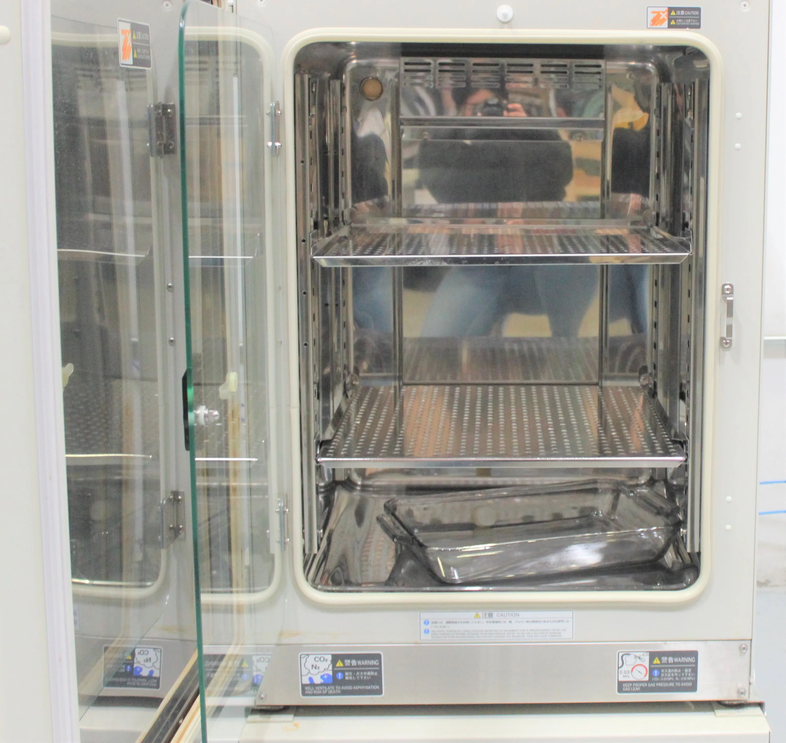 Sanyo MCO-18AC CO2 Incubator with Unprecedented Humidity and Temperature Control Technology