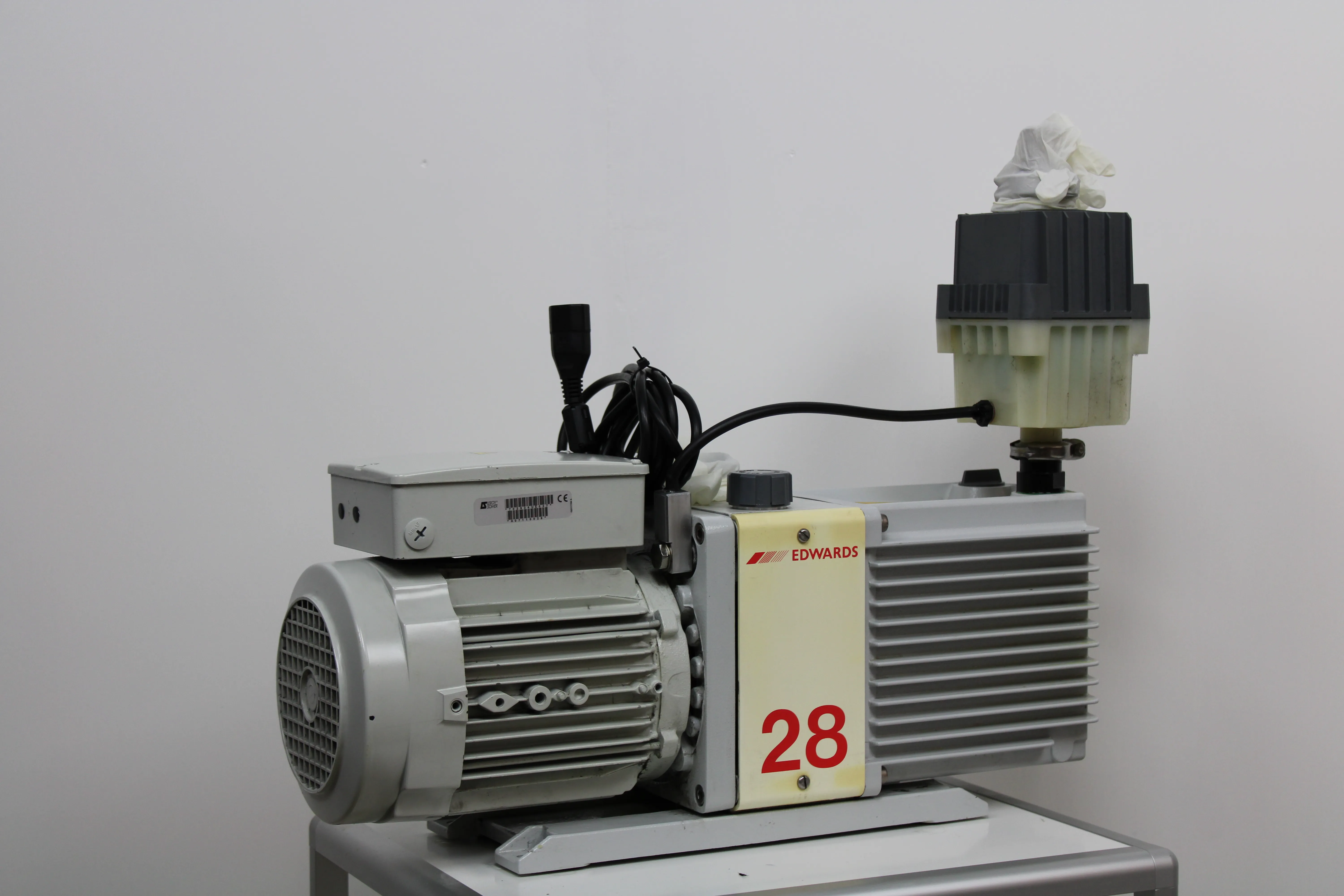 Edwards E2M28 Oil-Sealed Rotary Vacuum Pump 230V 50/60Hz