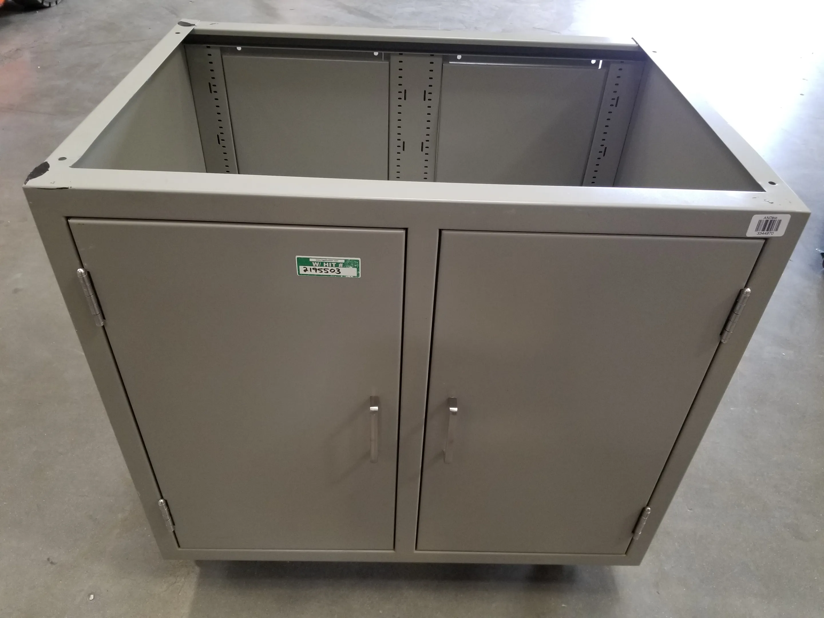 Used Hanson Lab Rolling Casework Cabinet w/out Trespa Top