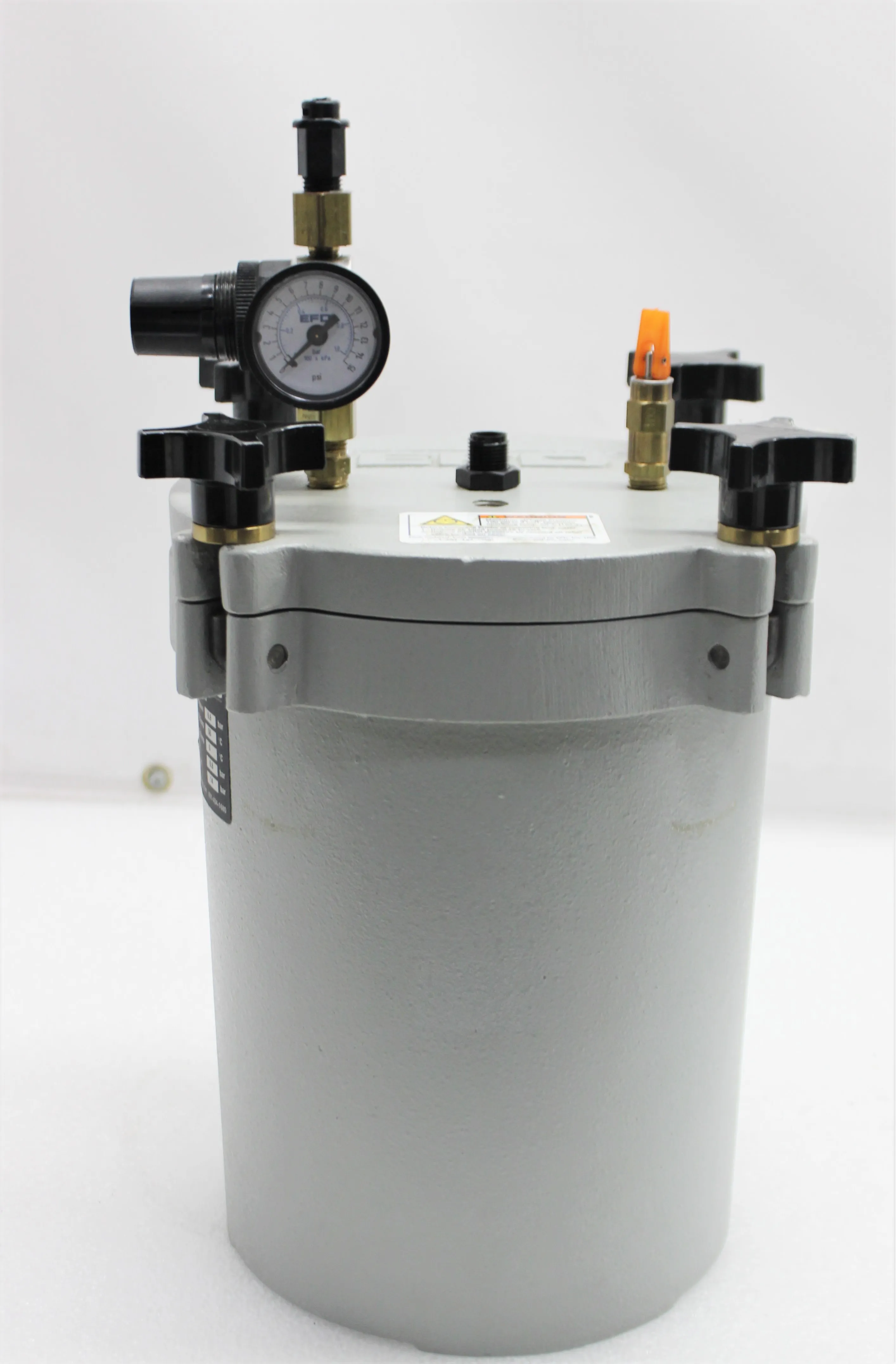 EFD 626DT Series Precision Regulator/Digital Gauge Tank Reservoirs