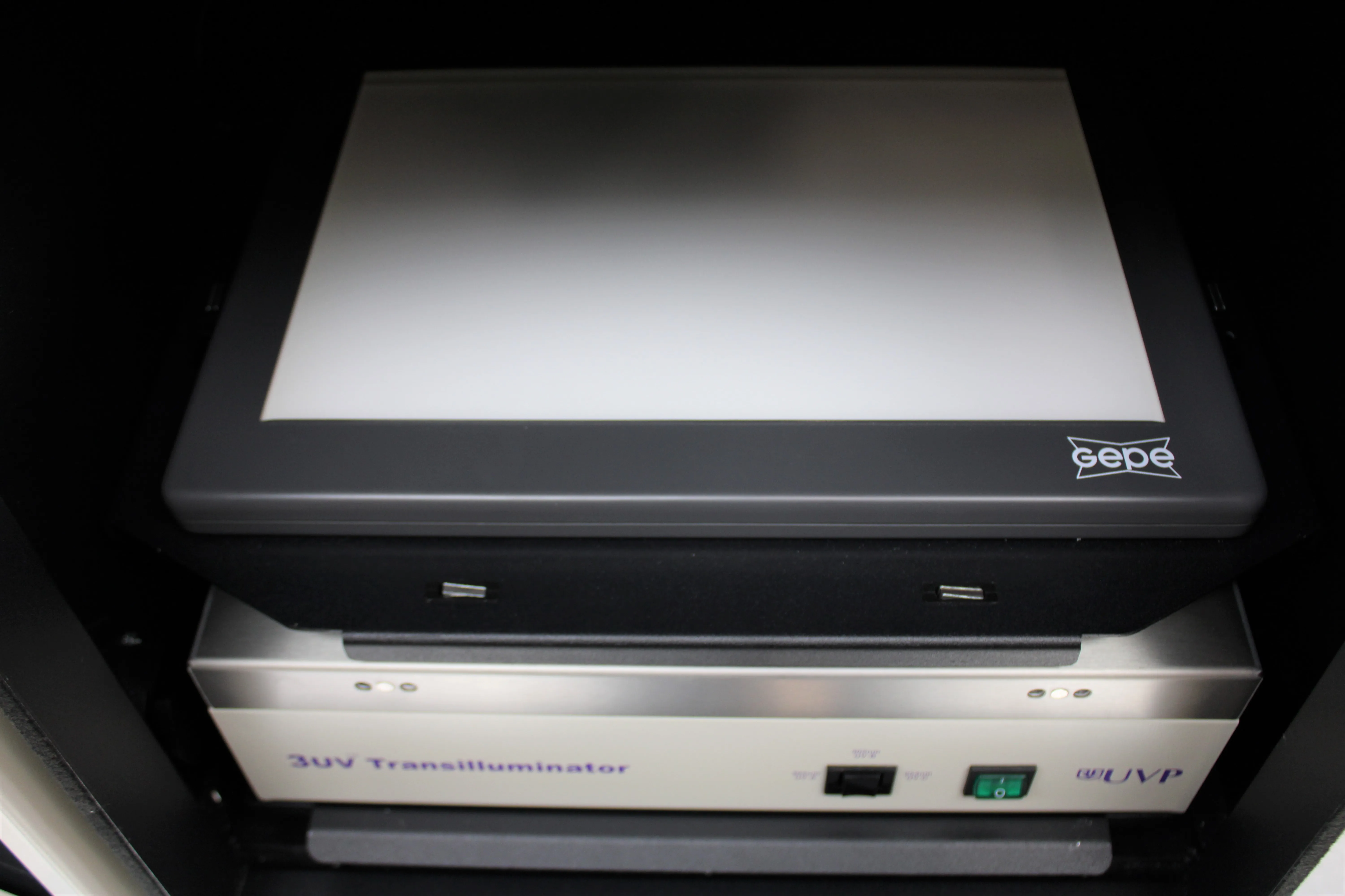 UVP BioSpectrumAC Darkroom 76-0101-22 Imaging System with Low Light and Fluorescence Capabilities