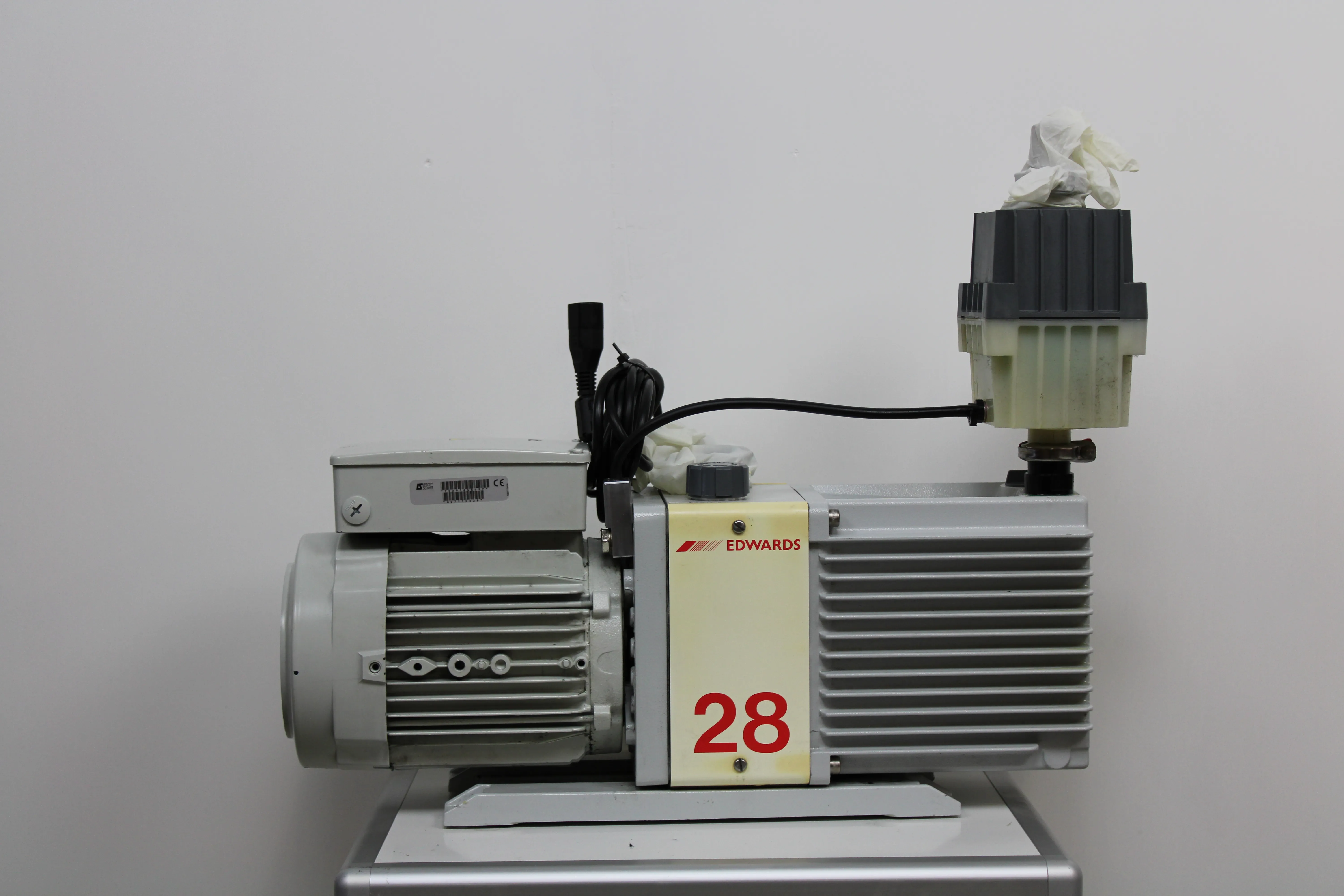 Edwards E2M28 Oil-Sealed Rotary Vacuum Pump 230V 50/60Hz