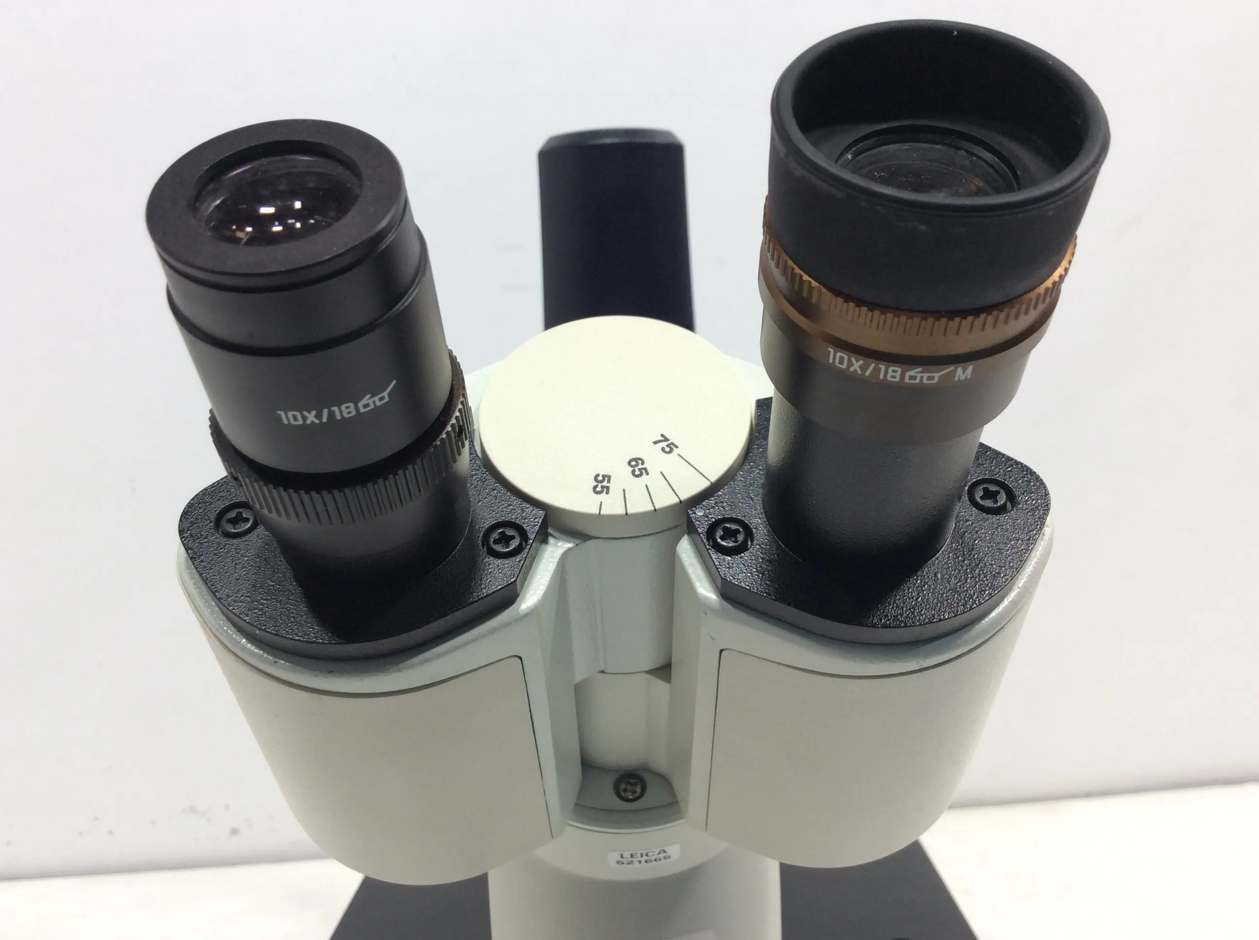 LEICA DMIL 090-135.001 INVERTED MICROSCOPE with 4x, 10x and L20x C Plan Objectives