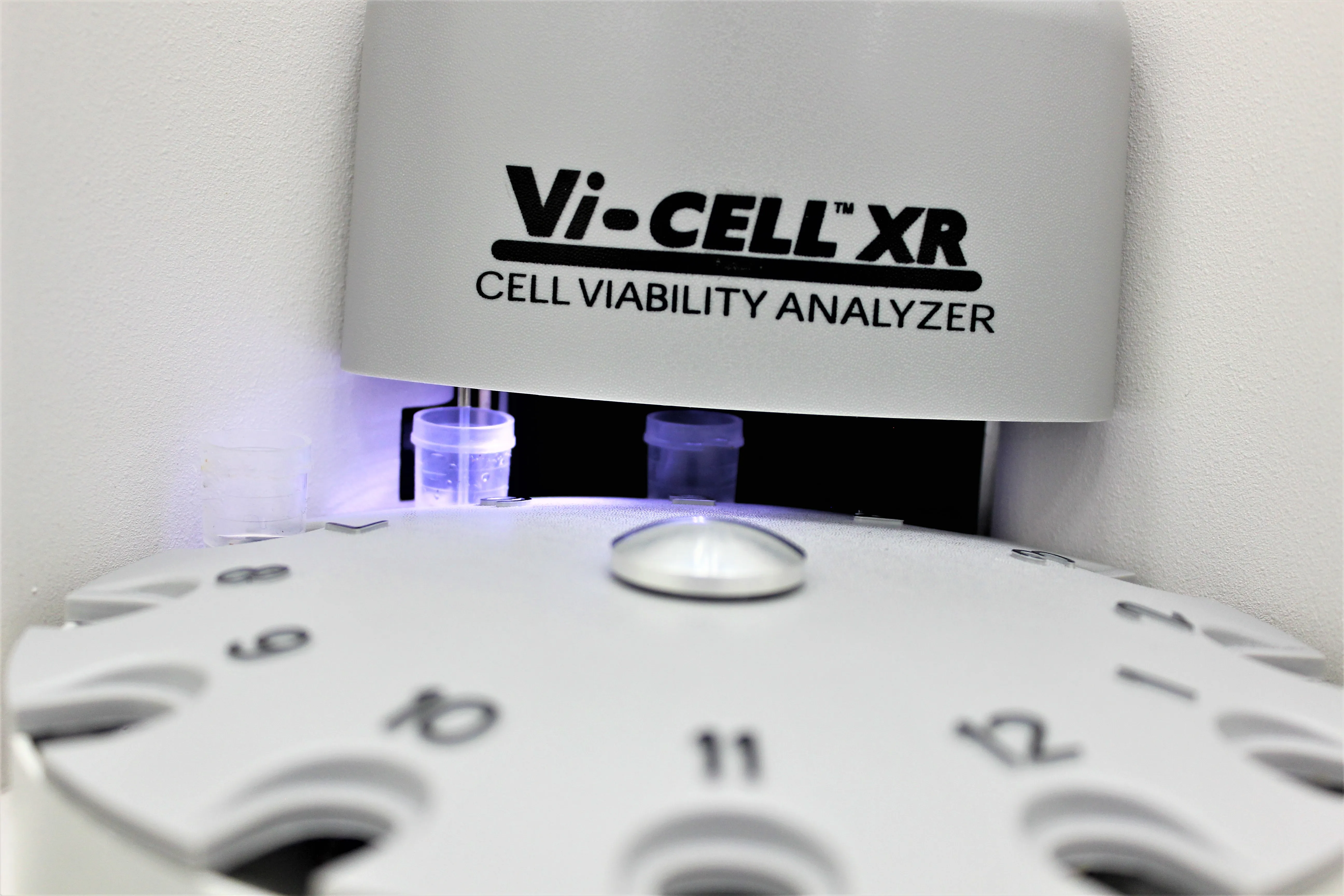 Beckman Coulter Vi-CELL XR Cell Viability Analyzer with Computer and monitor