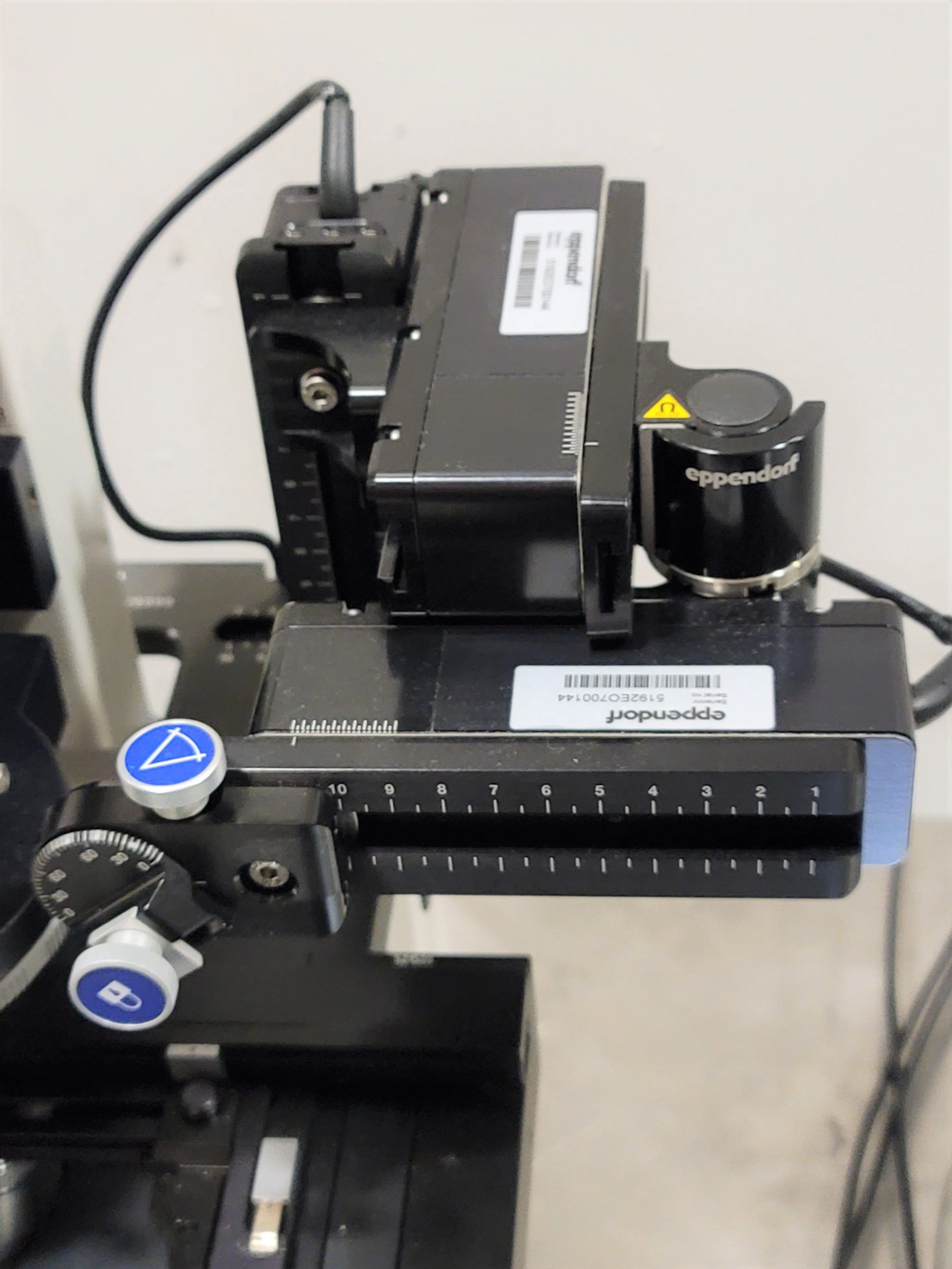 LEICA DM IRE 2 Microscope with Eppendorf FemtoJet 4i and InjectMan 4 Microinjection System