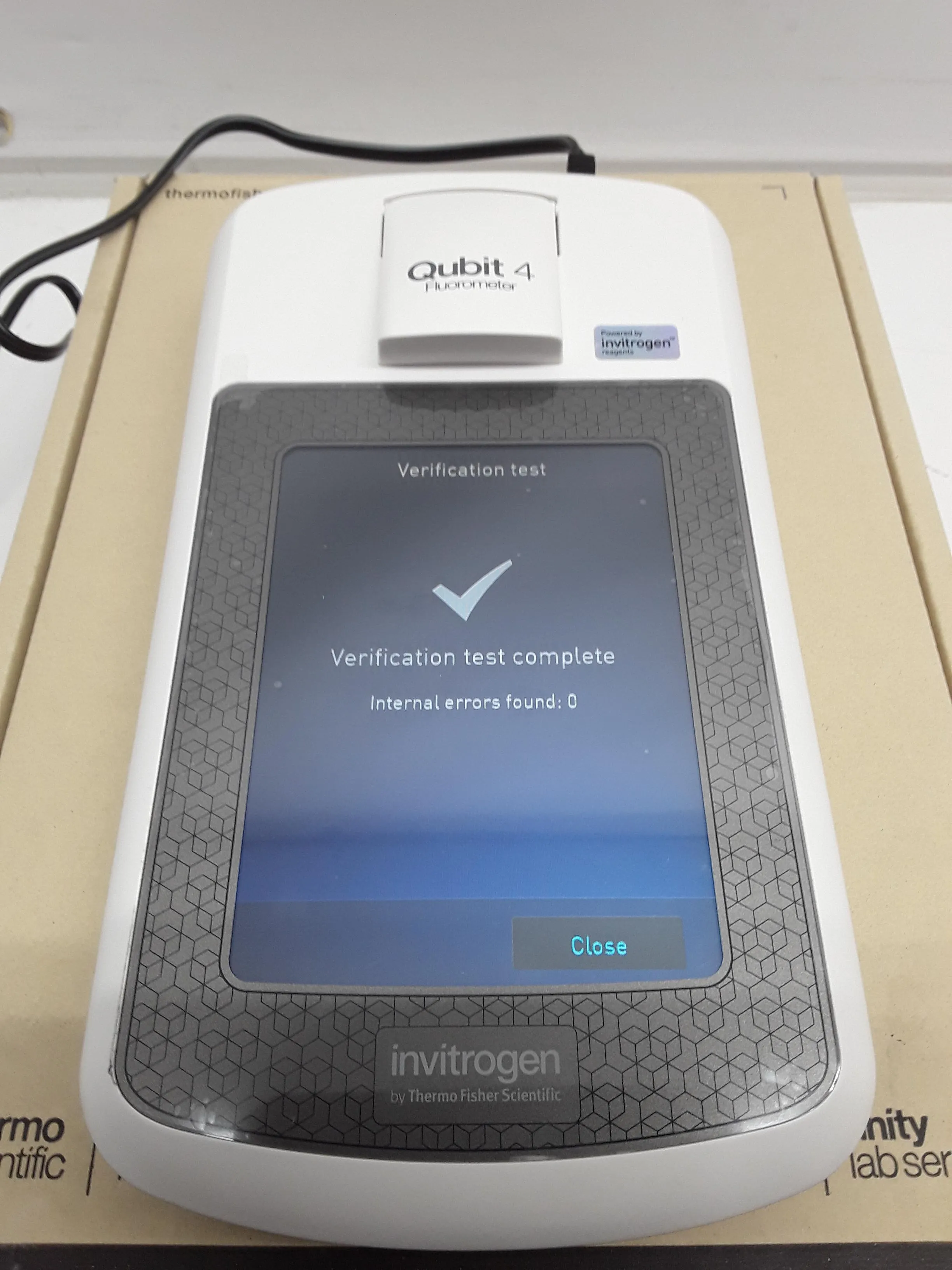 Invitrogen Qubit 4 Fluorometer DNA Synthesizer Q33226 Molecular Biology Used Laboratory Equipment