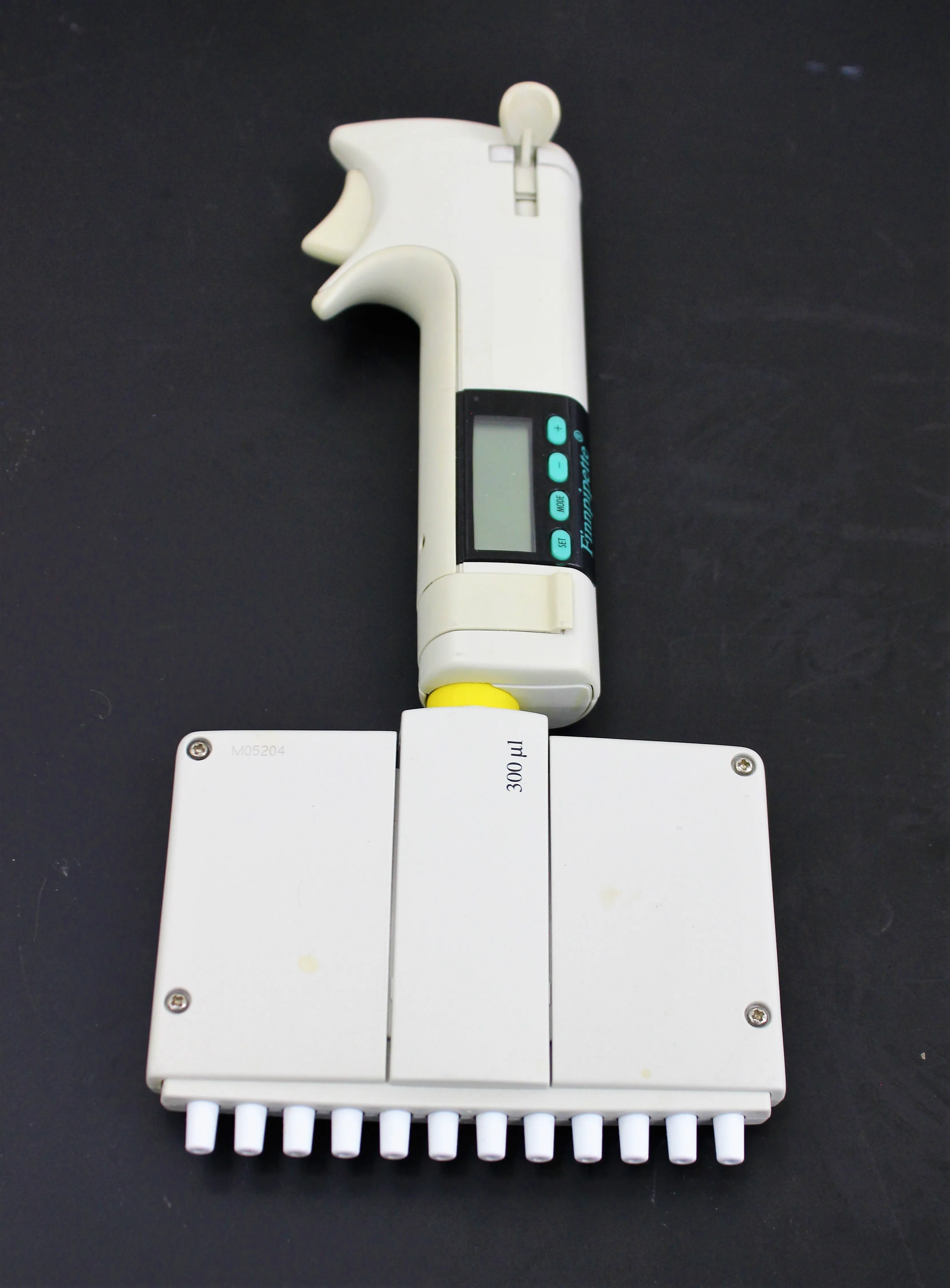 Thermo Labsystems Finnpipette BioControl 12 Channel Digital Multichannel Pipette 300 uL with Recharging Stand