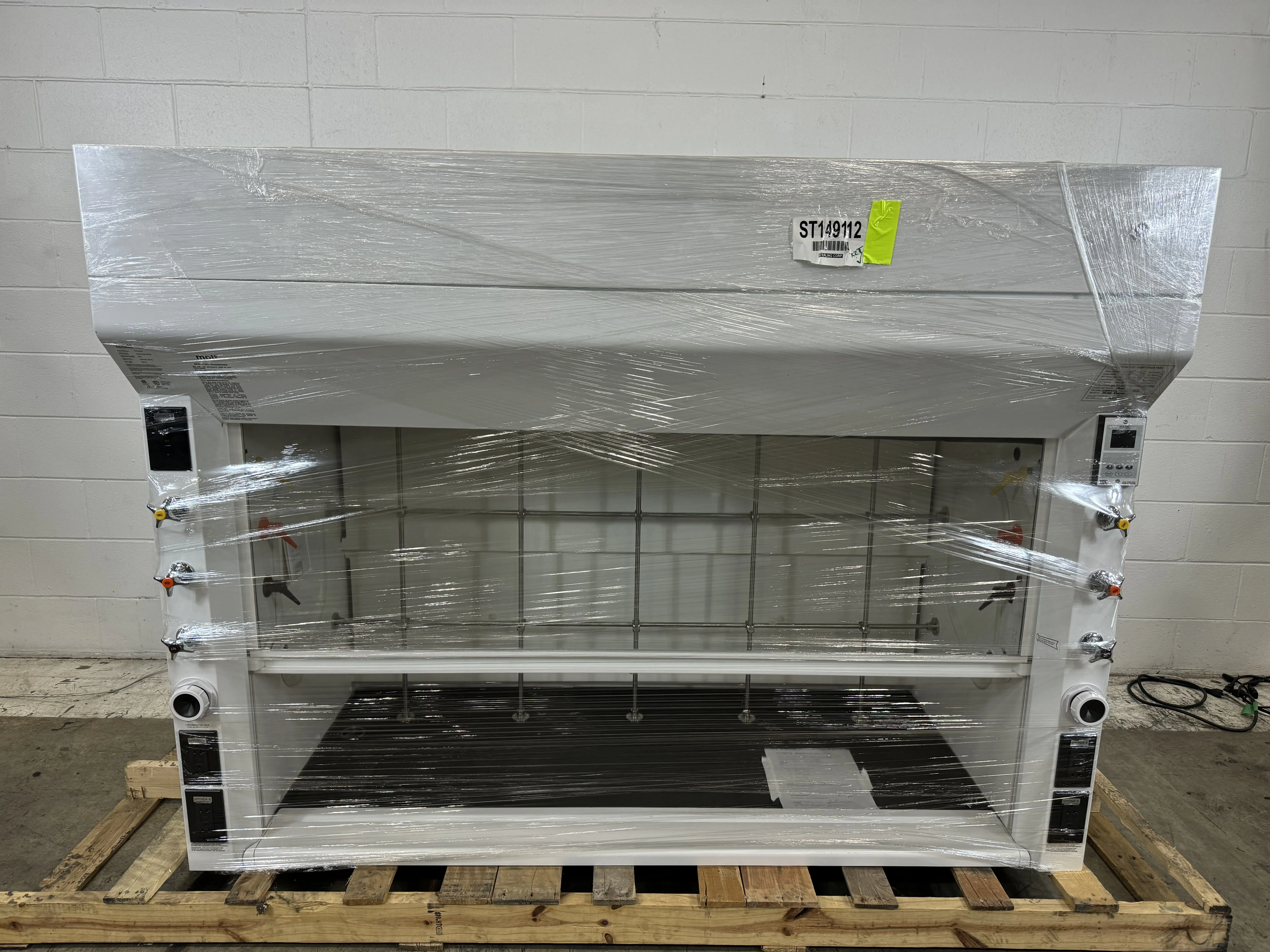 Mott Manufacturing SafeGuard Bench Fume Hood, Vertical Sash