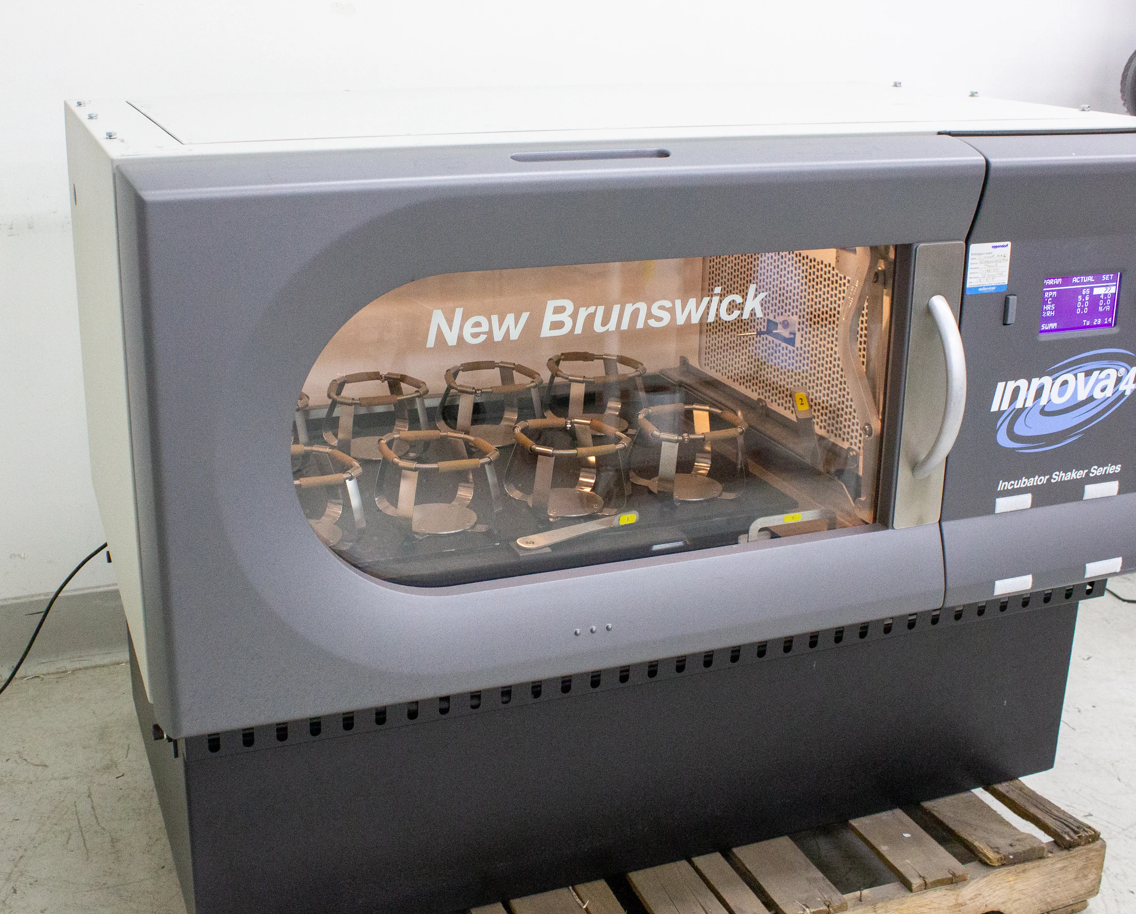 New Brunswick Innova 44R Refrigerated Incubator Shaker M1282-0006