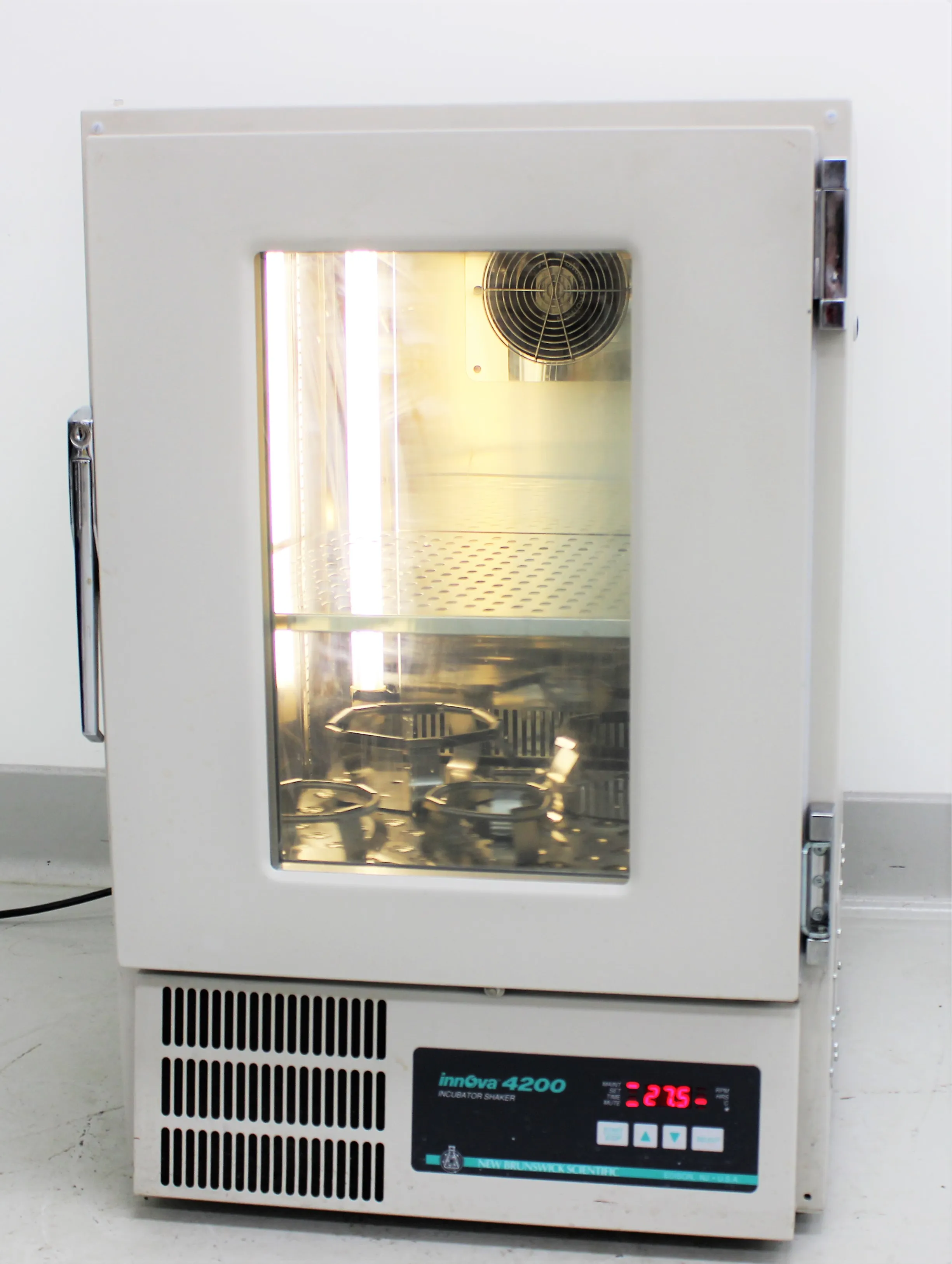 New Brunswick Scientifics Innova 4200 Incubator Biological Shaker