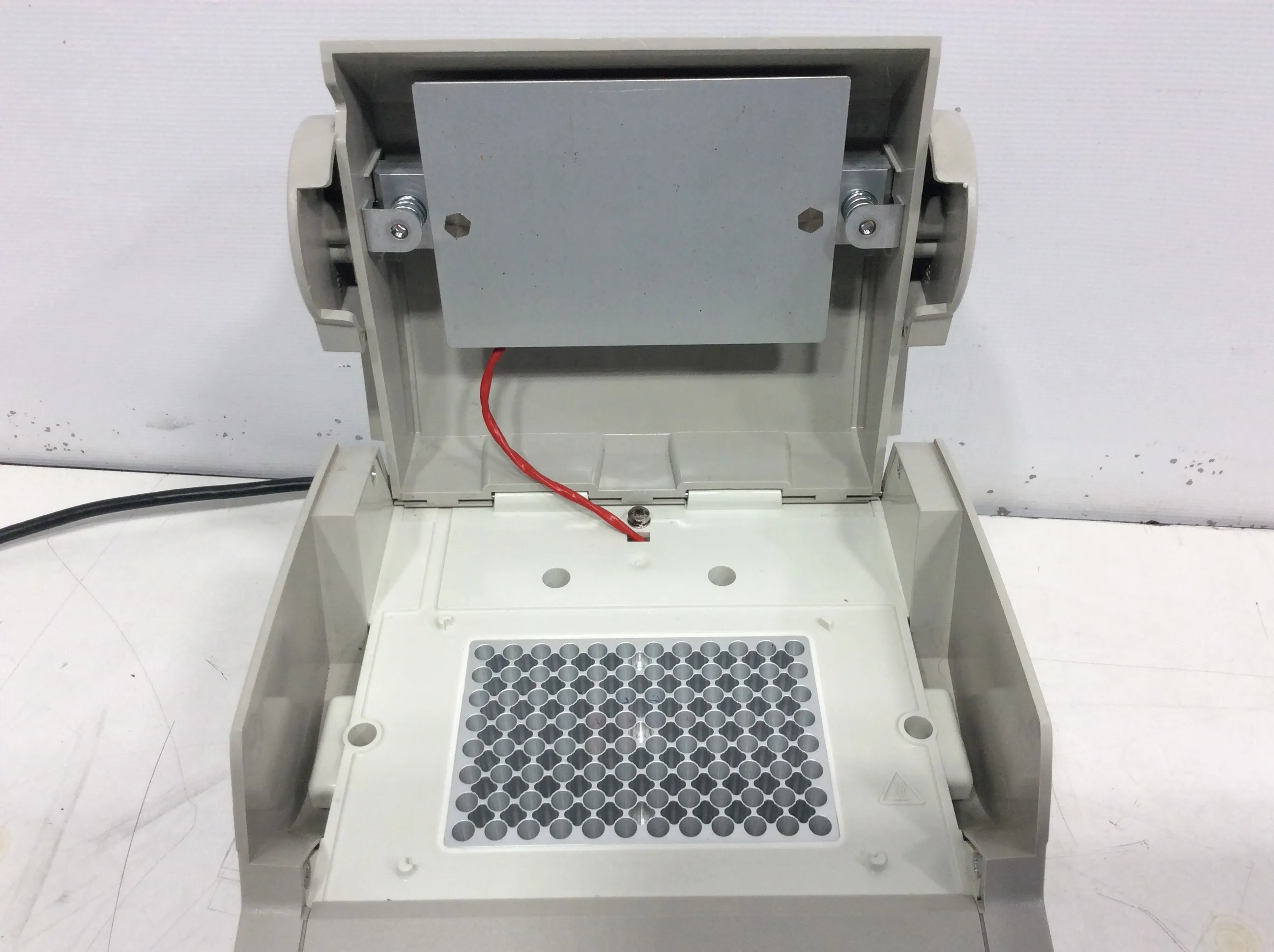 Applied Biosystems GeneAmp PCR System 2700 for Nucleic Acid Amplification