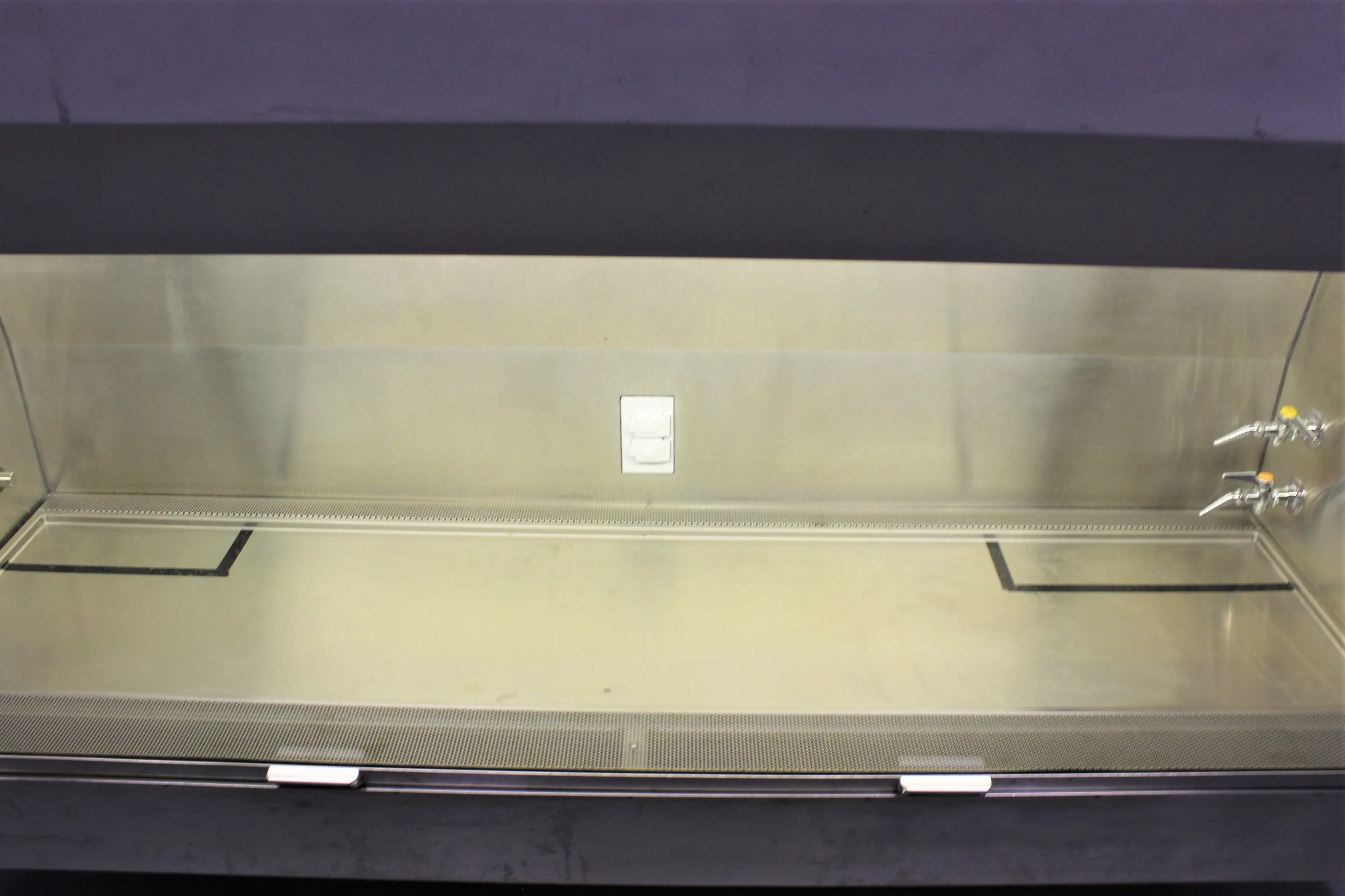 Used Biosafety Cabinet Baker Company VBM-600