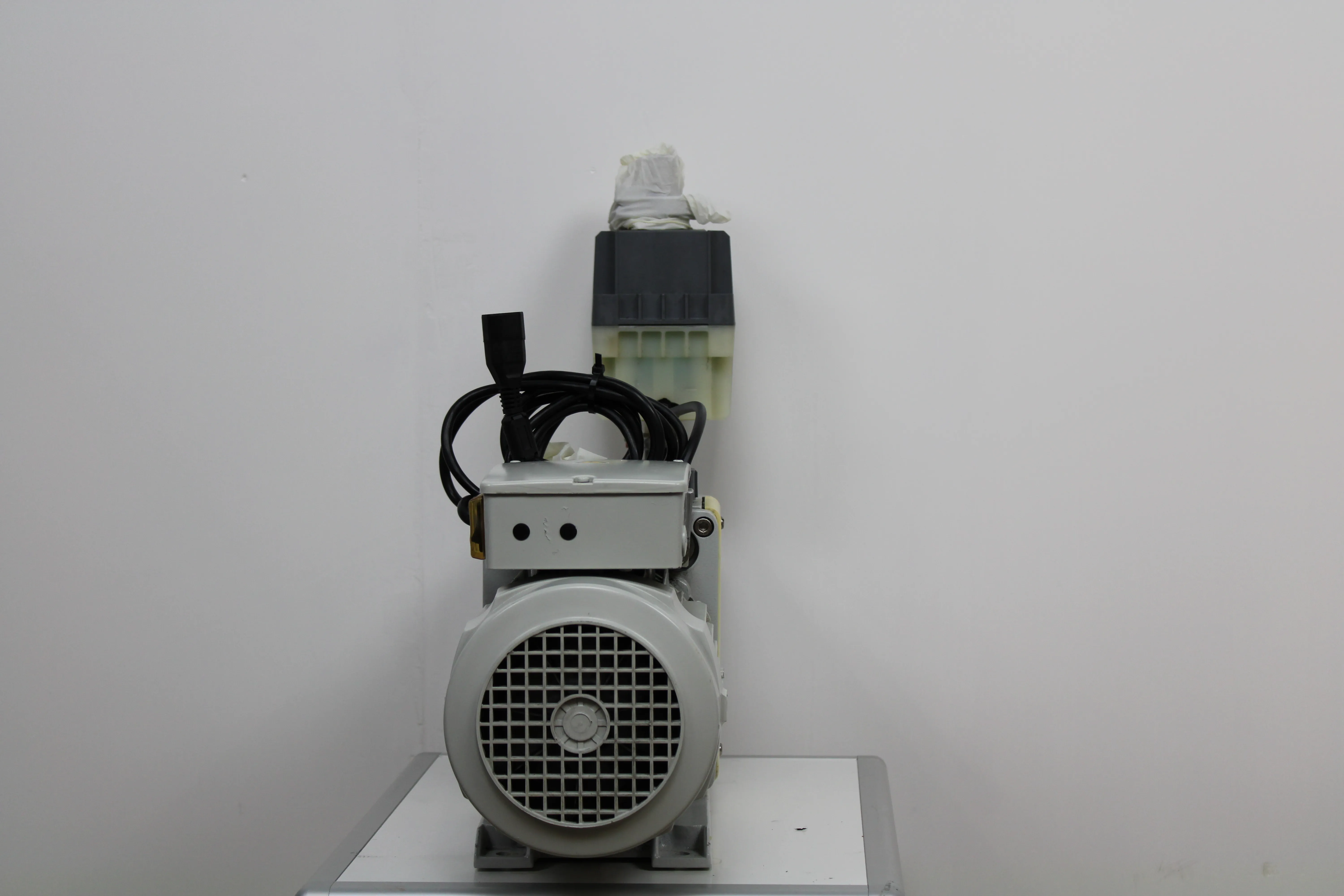 Edwards E2M28 Oil-Sealed Rotary Vacuum Pump 230V 50/60Hz