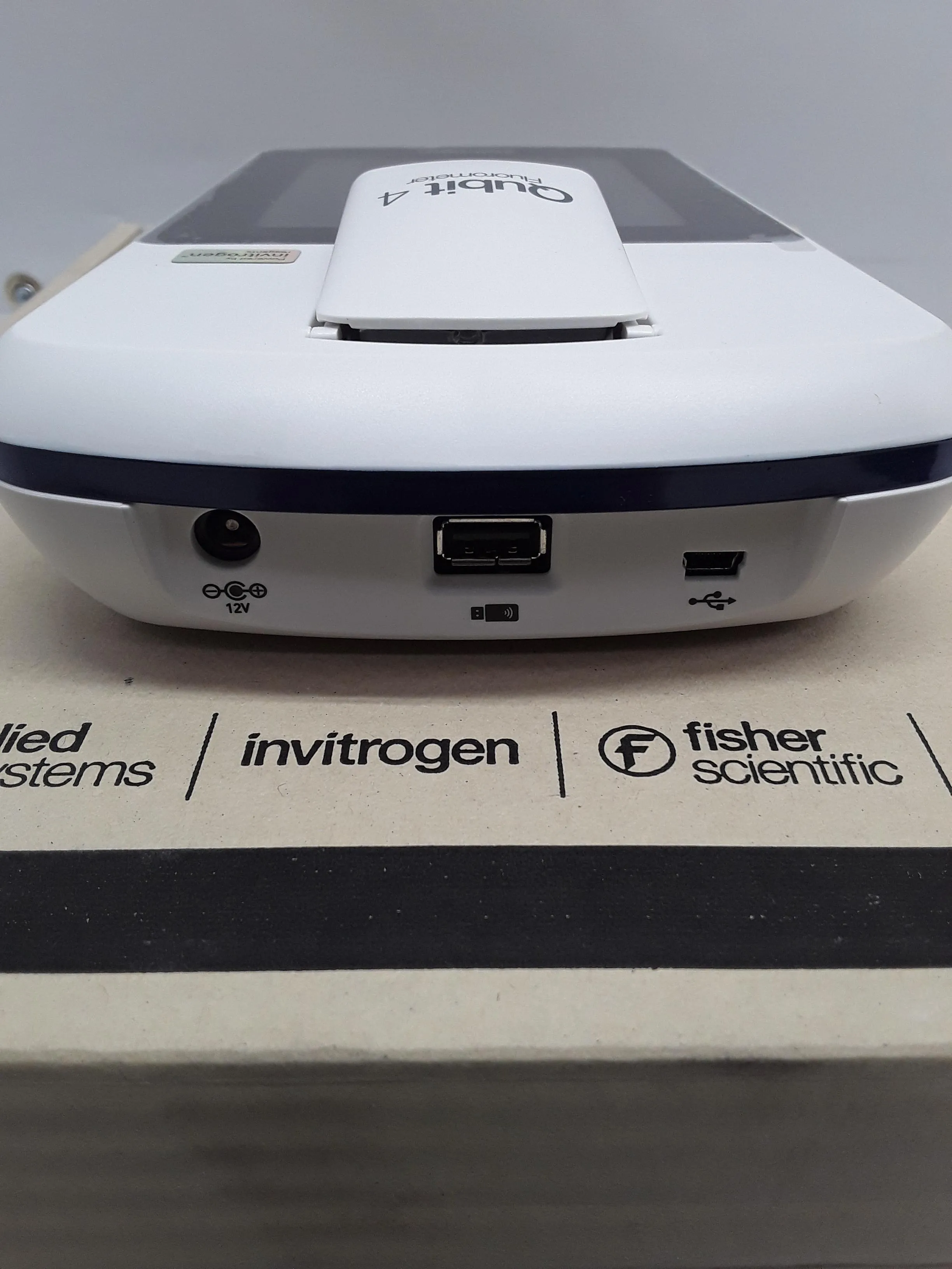 Invitrogen Qubit 4 Fluorometer DNA Synthesizer Q33226 Molecular Biology Used Laboratory Equipment