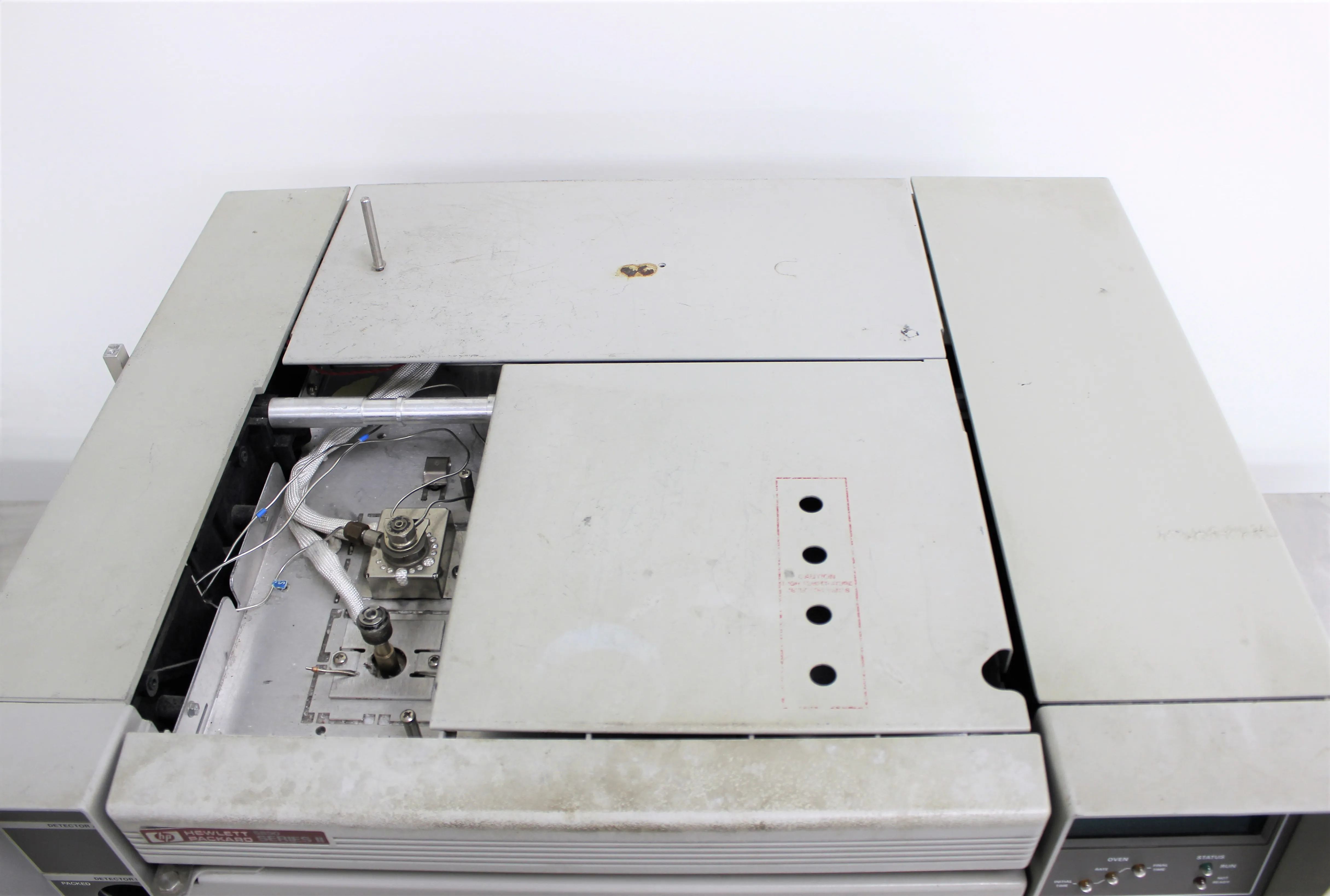 HP 5890 Series II Gas Chromatograph - For Parts or Not Working (AS-IS, Error EPPB Safety Shutdown)