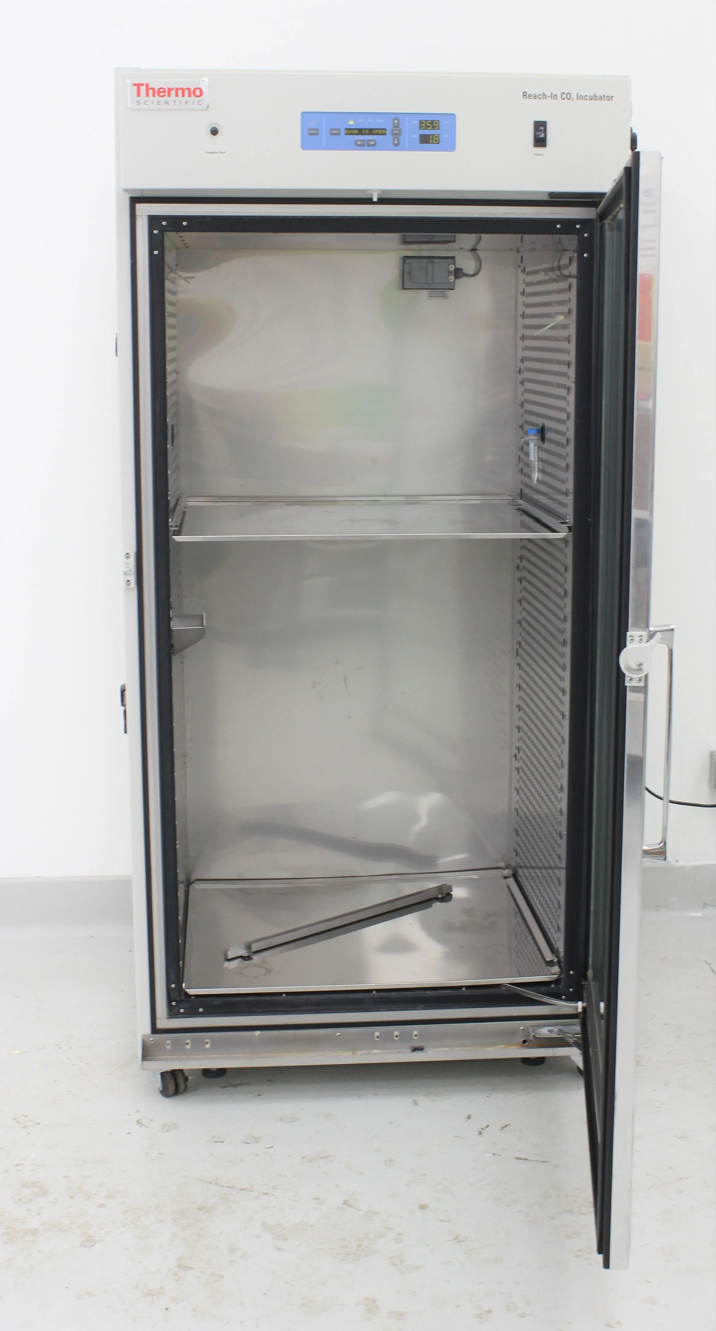 Thermo Scientific Large-Capacity Reach-In CO2 Incubator Model 3950