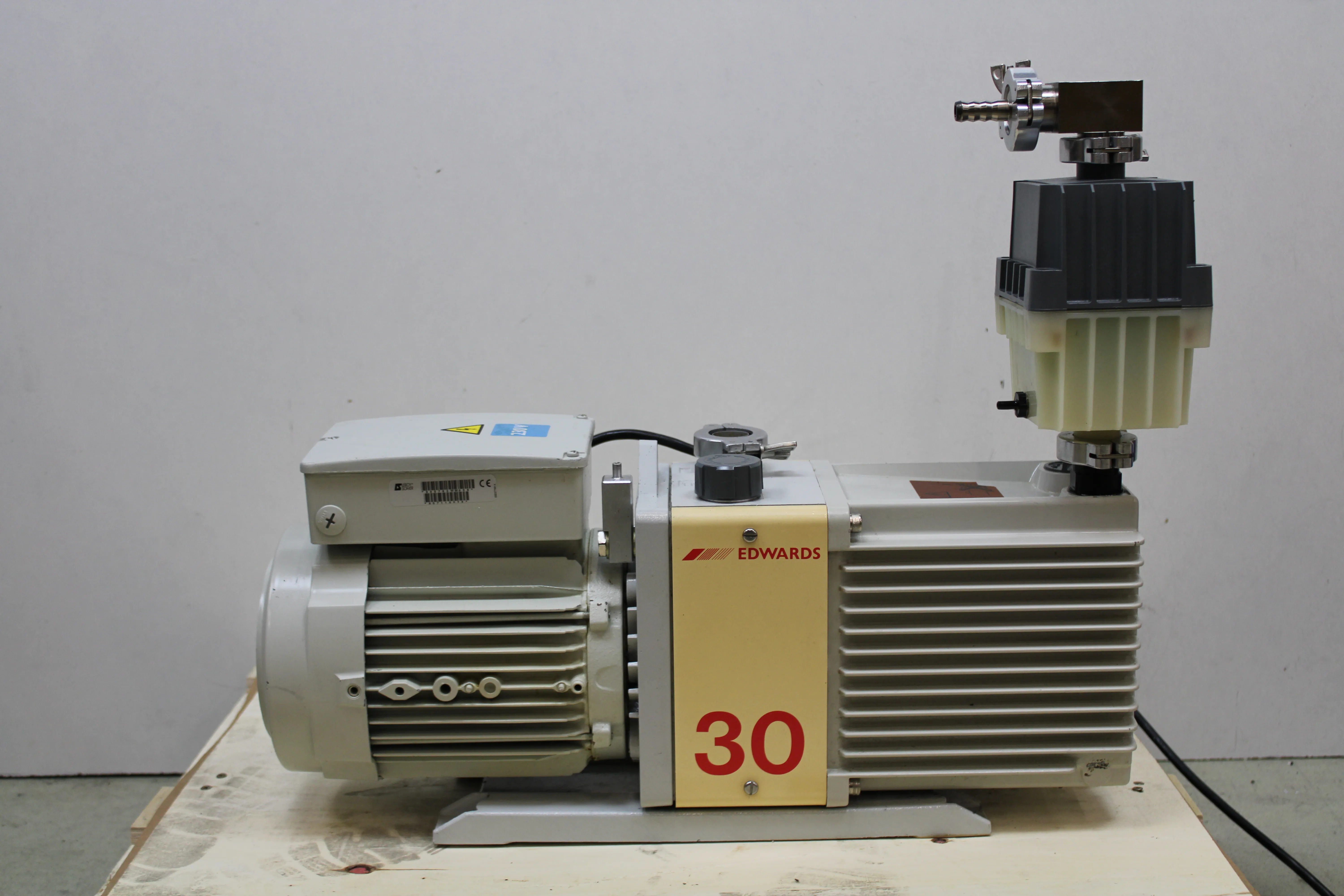 Edwards E2M30 Vacuum Pump with Hydrocarbon Oil, Dual Stage, Rotary Vane Pump, 220-240 VAC, A37415903