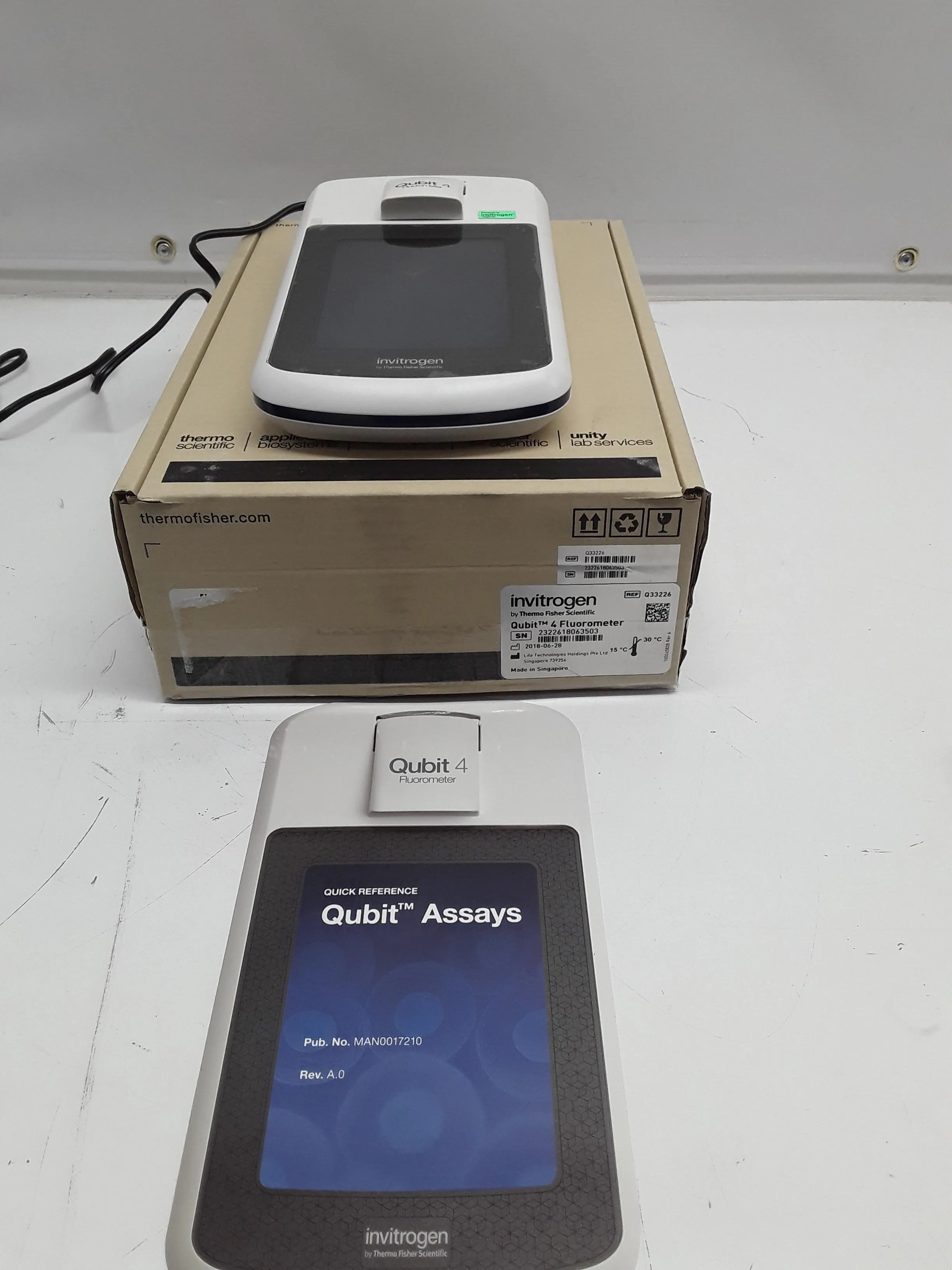 Invitrogen Qubit 4 Fluorometer DNA Synthesizer Q33226 Molecular Biology Used Laboratory Equipment