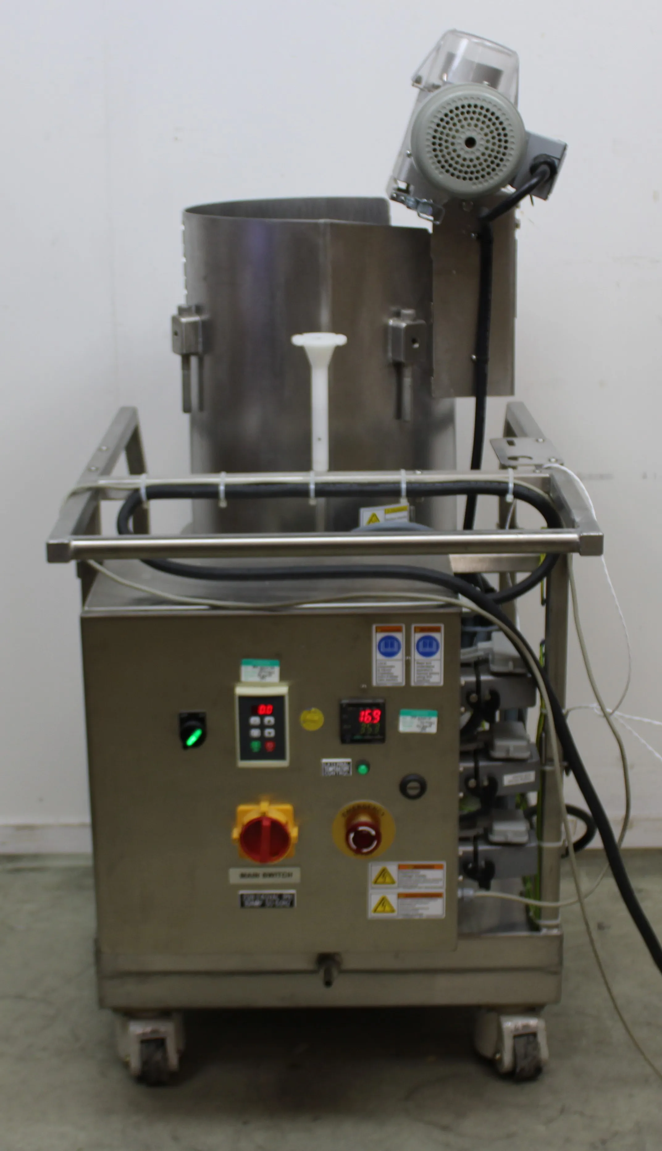 HyClone SV50171.02 50L Single-Use Bioreactor with MotorMixer GTR Phase 1/4HP Motor on Rolling Cart