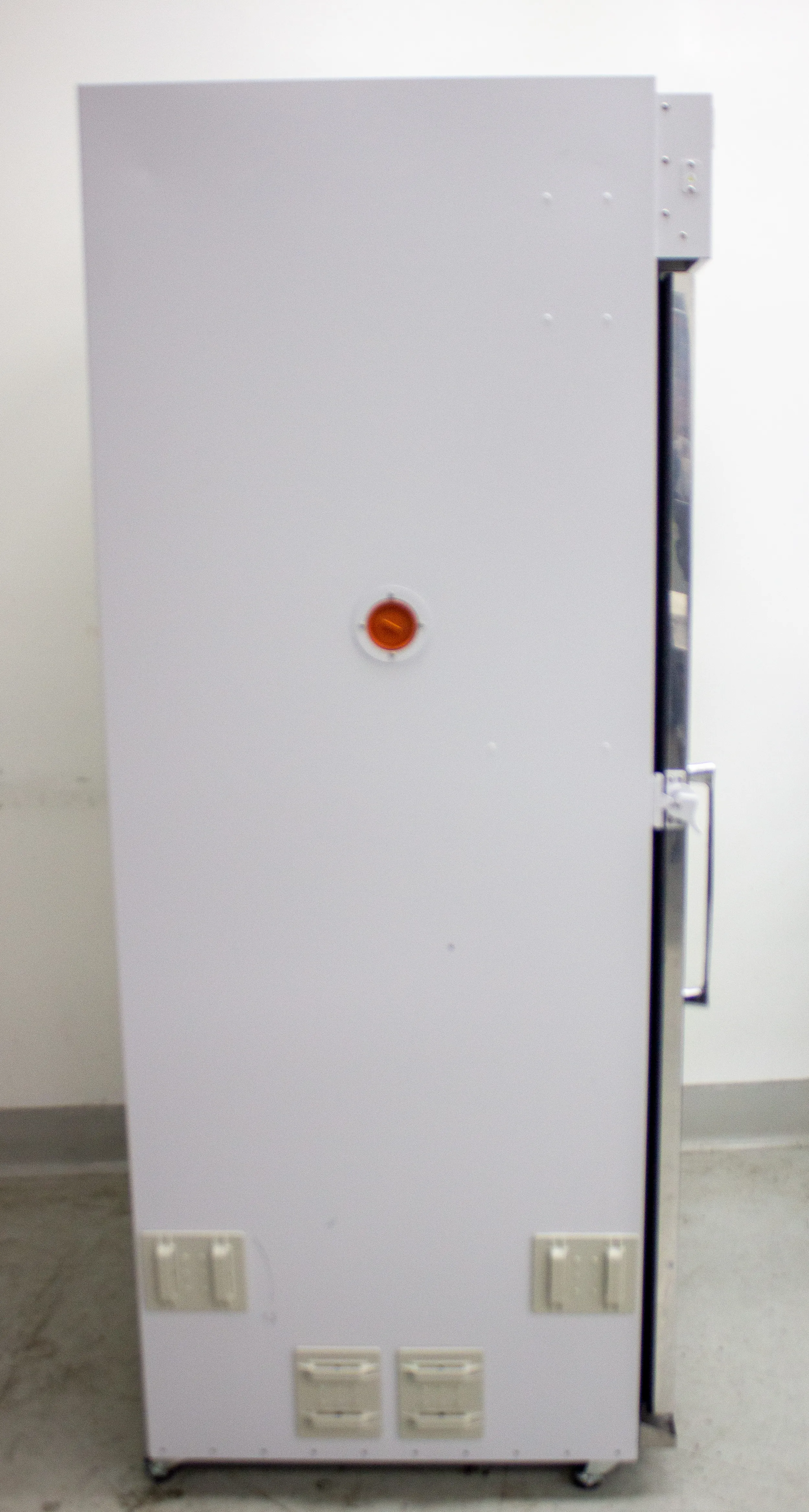 Thermo Scientific Large-Capacity Reach-In CO2 Incubator, 821 L, Model 3950, Used VG (Very Good)