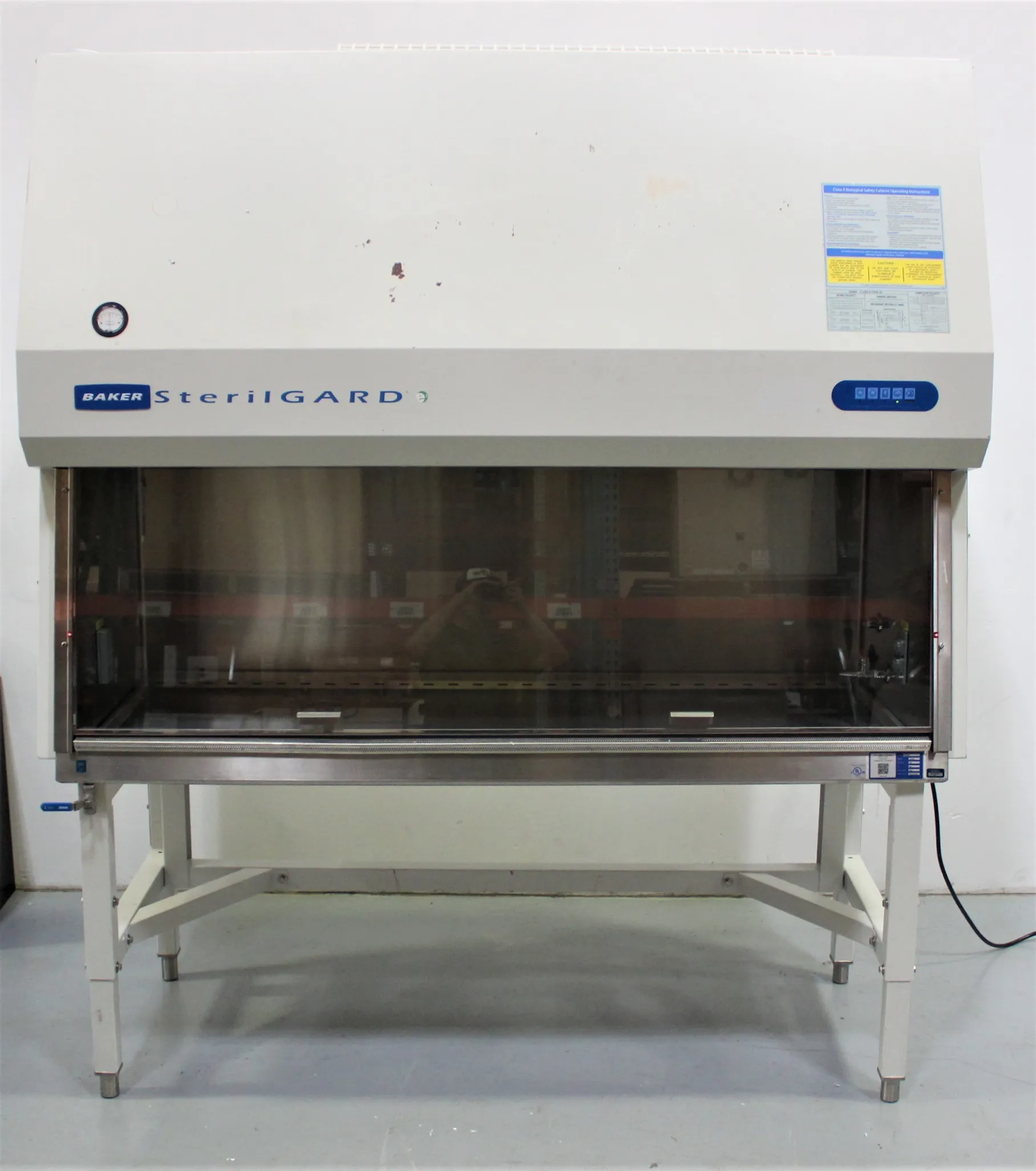 Baker SterilGARD e3 SG604 Biosafety Cabinet - Class 2 Used Hood