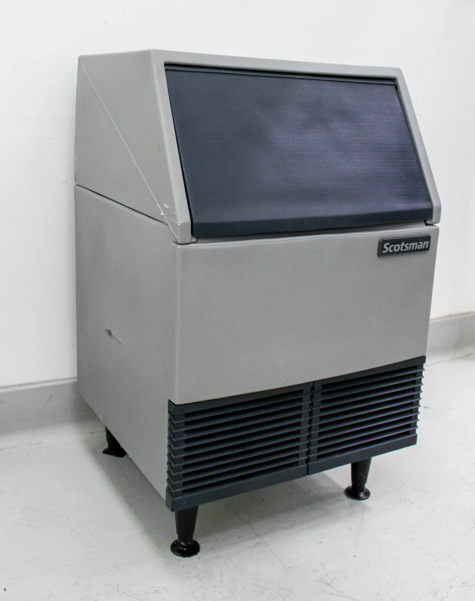 Scotsman Air Cooled Under counter Flake Ice Maker AFE424A-1A