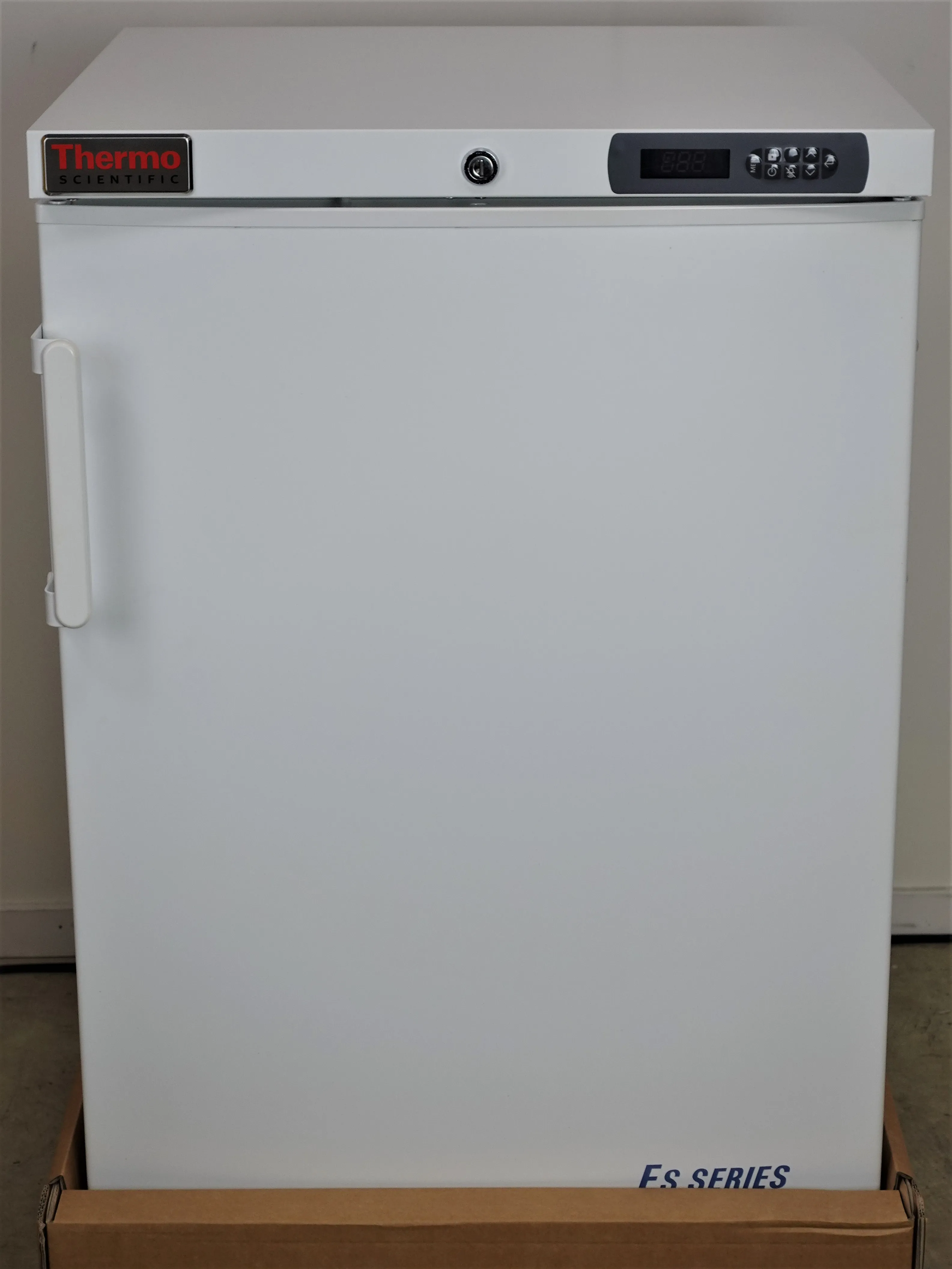 Thermo Fisher Scientific 151R-AEC-TSC +5C Refrigerator