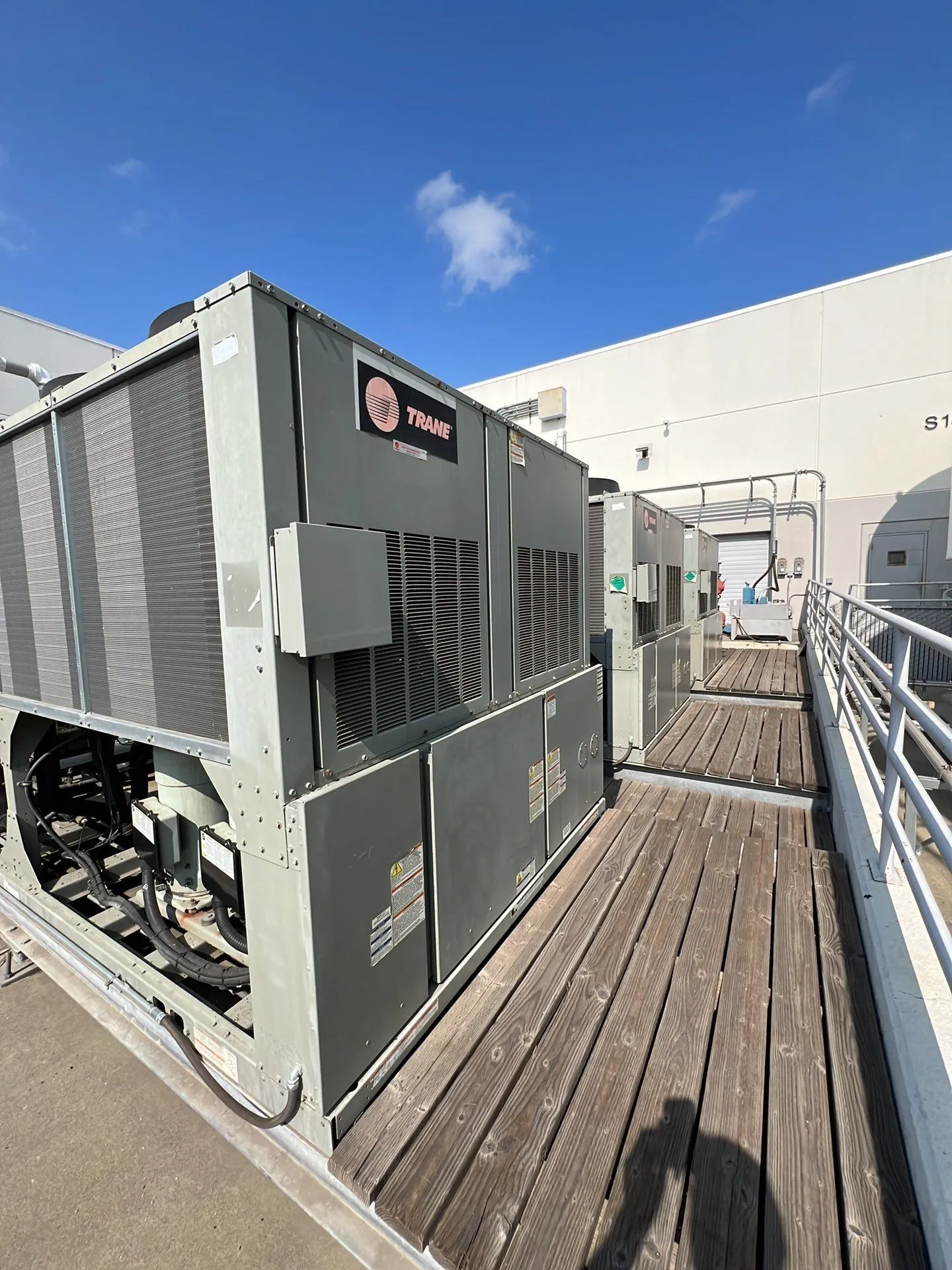 Trane CGAM Air Cooled Scroll Packaged Chiller Model CGAM 100F 2A02 AXD2 A1A1 A1AX 1AXX XXXX XAXA 3X10 XXXF XX