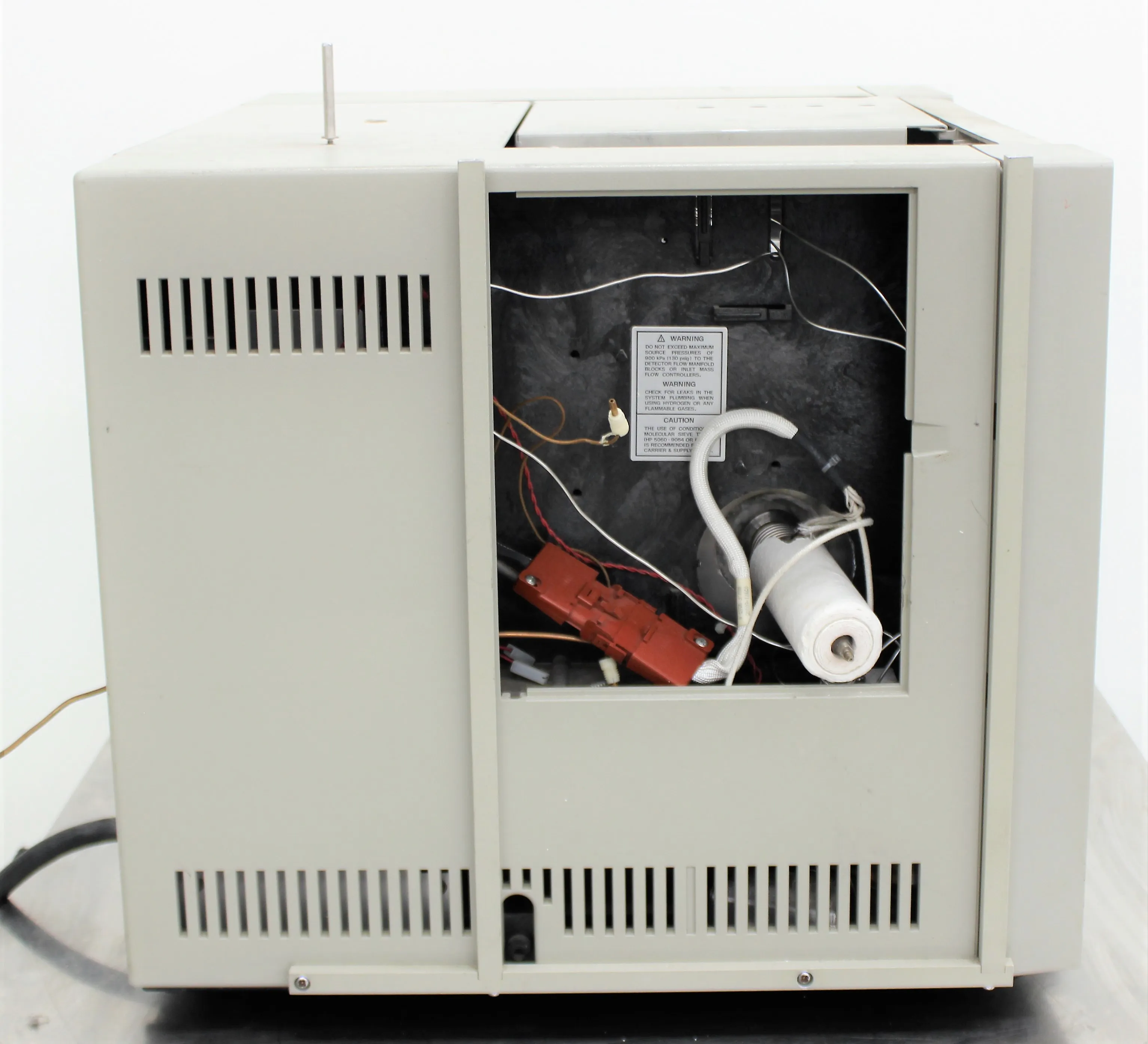 HP 5890 Series II Gas Chromatograph - For Parts or Not Working (AS-IS, Error EPPB Safety Shutdown)