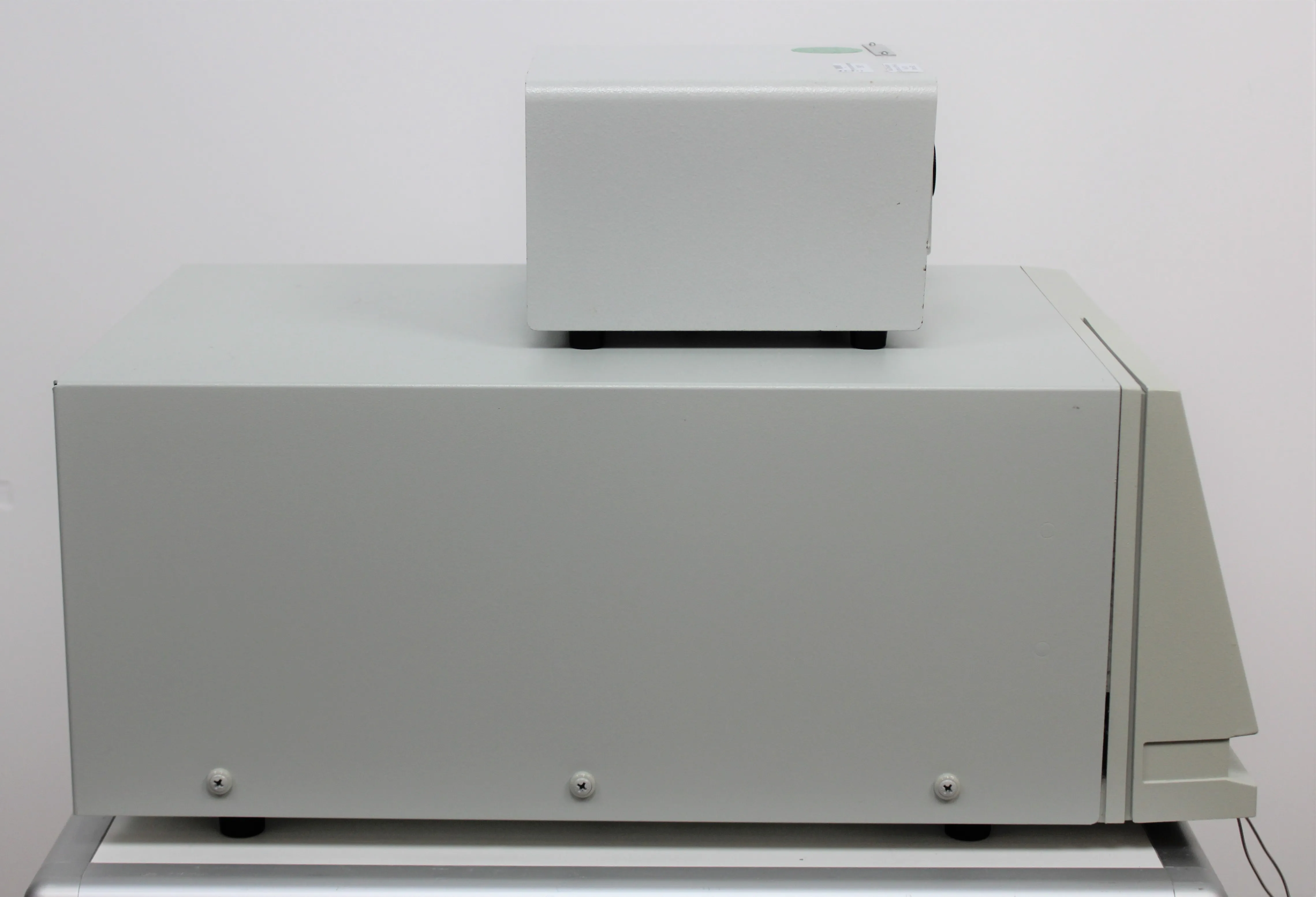 Used Waters 2475 Multi Fluoresence Detector with Shipping Size 58x36x50 cm and Weight 19 kg - REUZEit Netherlands - R