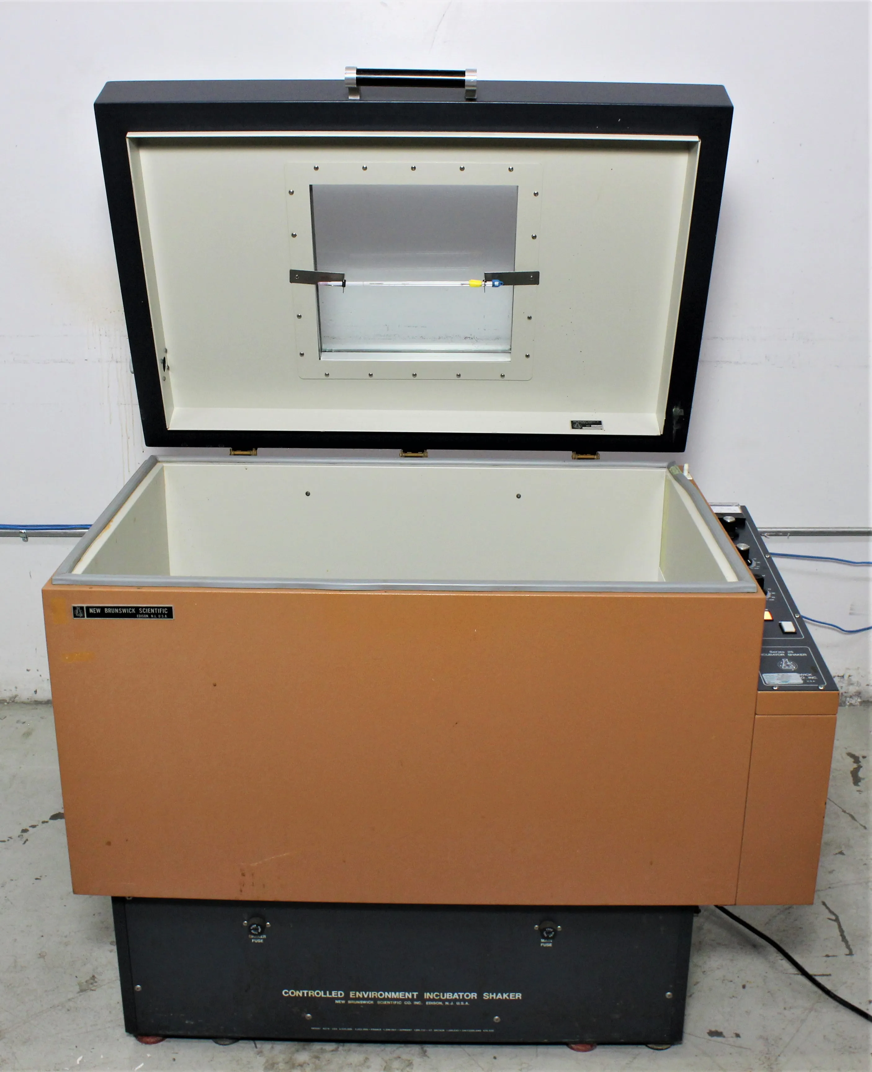 Used New Brunswick G-25 Controlled Environment Incubator Shaker 980214470 120V 50Hz/60Hz