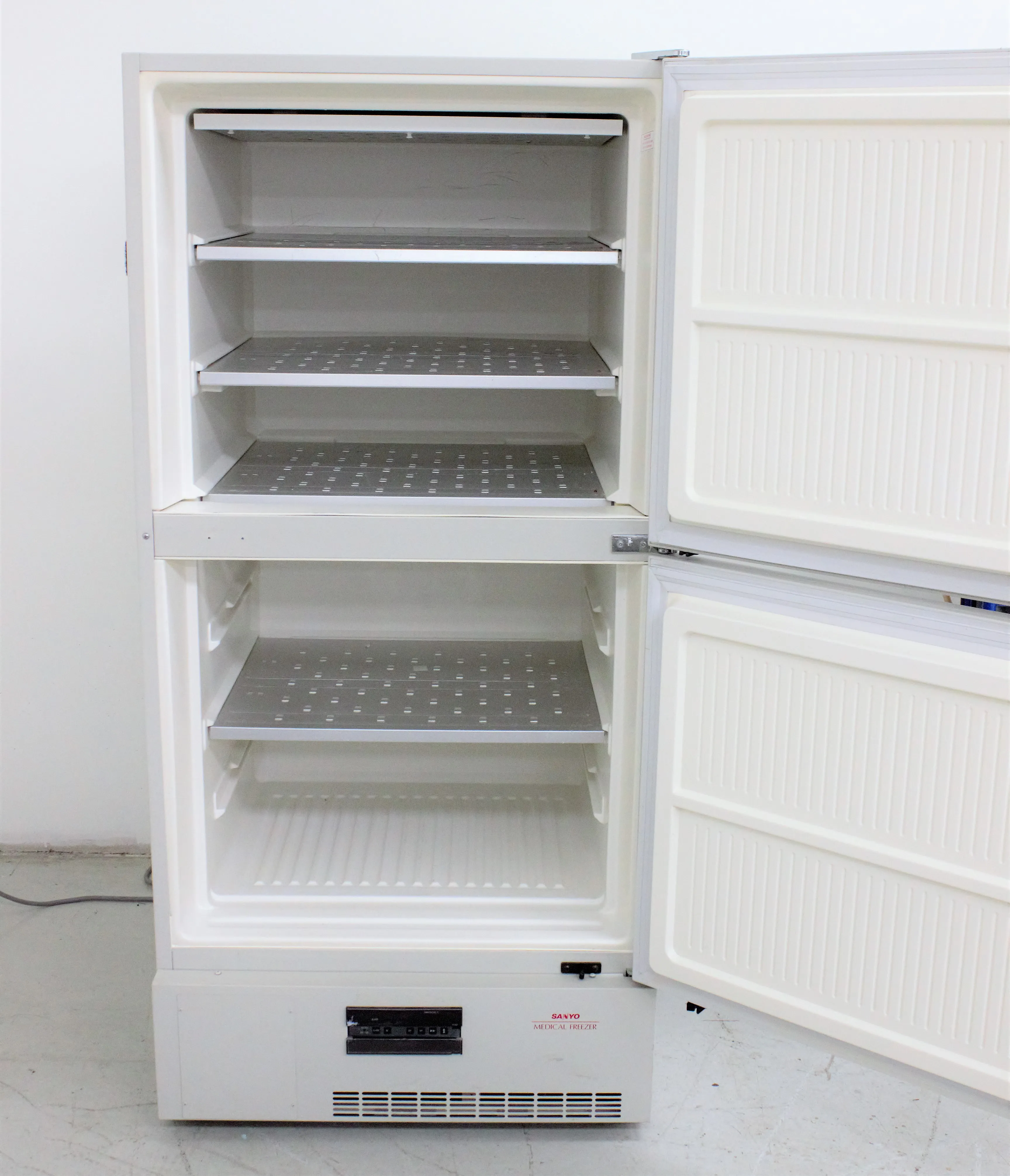 Sanyo MDF-U536 Biomedical Freezer 482 L - AS/IS - Powers on but does not  get cold