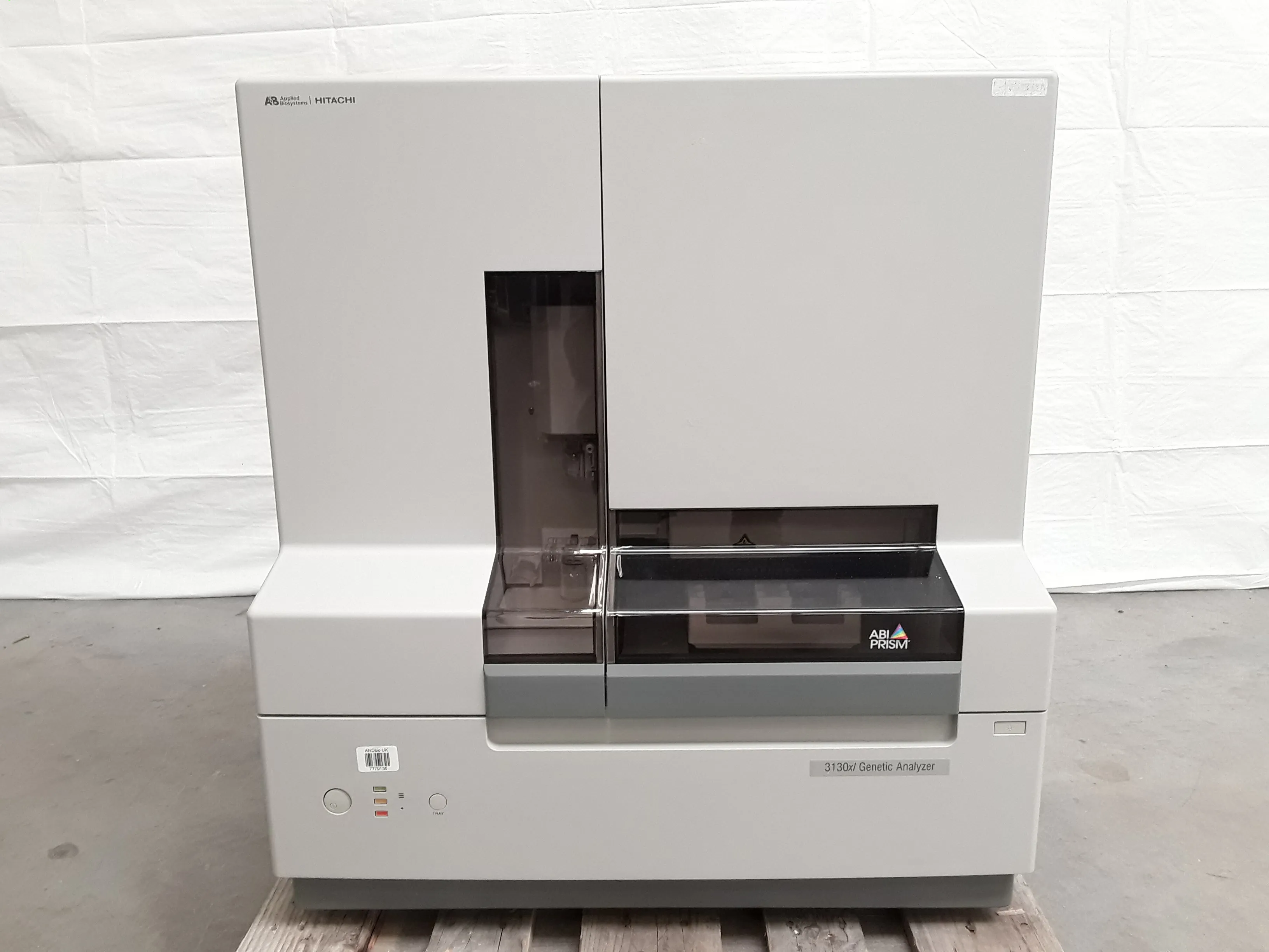 Applied Biosystems / Hitachi 3130xl Genetic Analyzer with Computer System