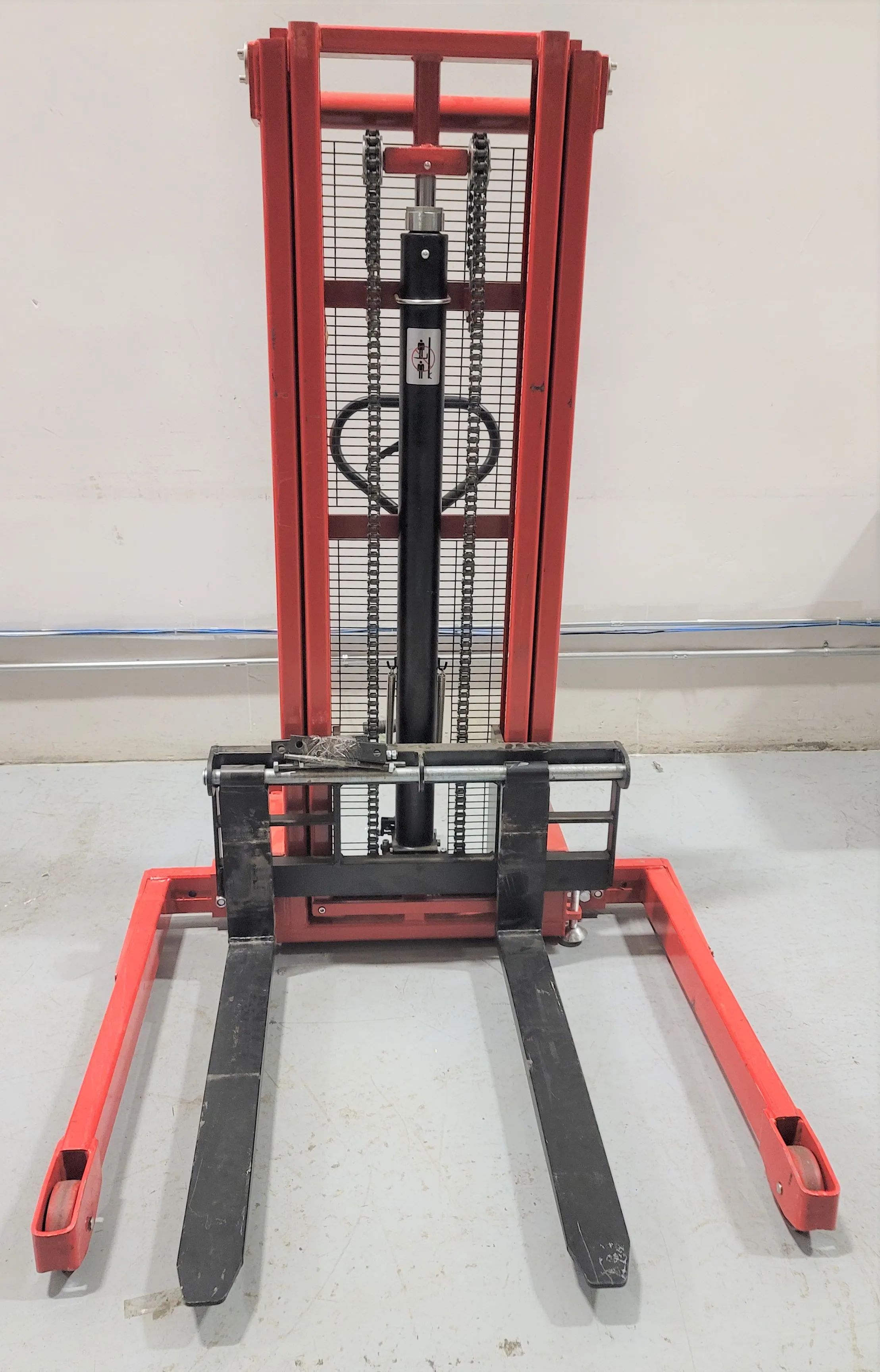 Dayton Manual Straddle Stacker 4VME9, Used, Class 1, 2000 lb Load Capacity - 30-Day Warranty