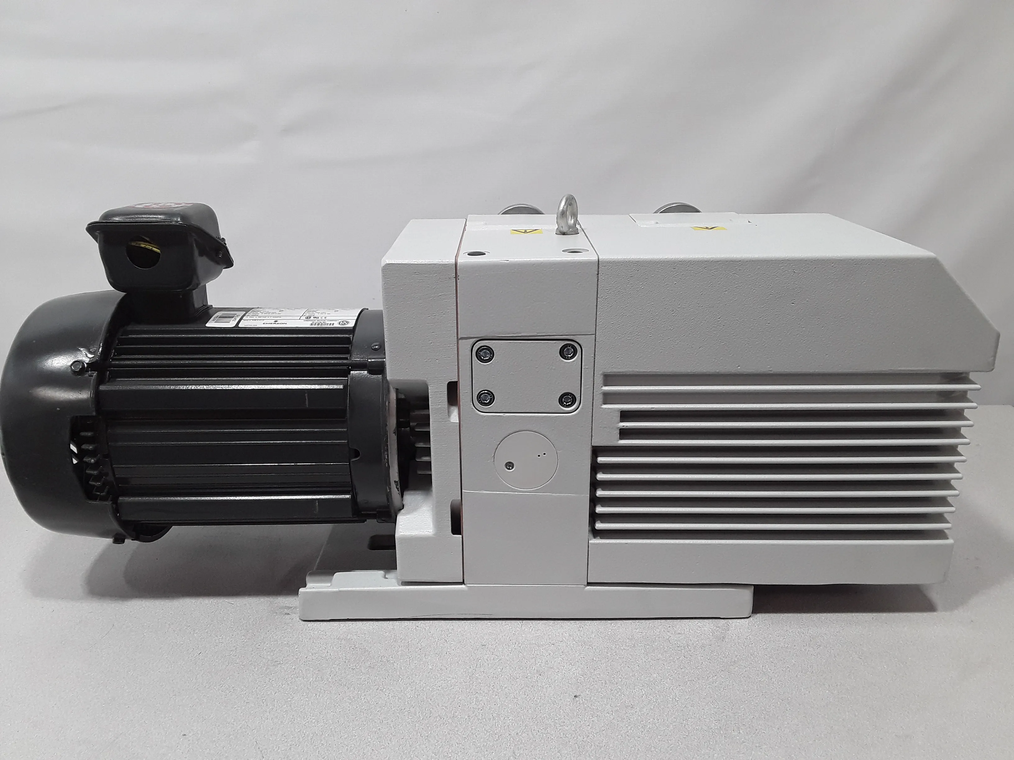 TRIVAC D65B Rotary Vane Pump - Laboratory and Medical Equipment - REUZEit