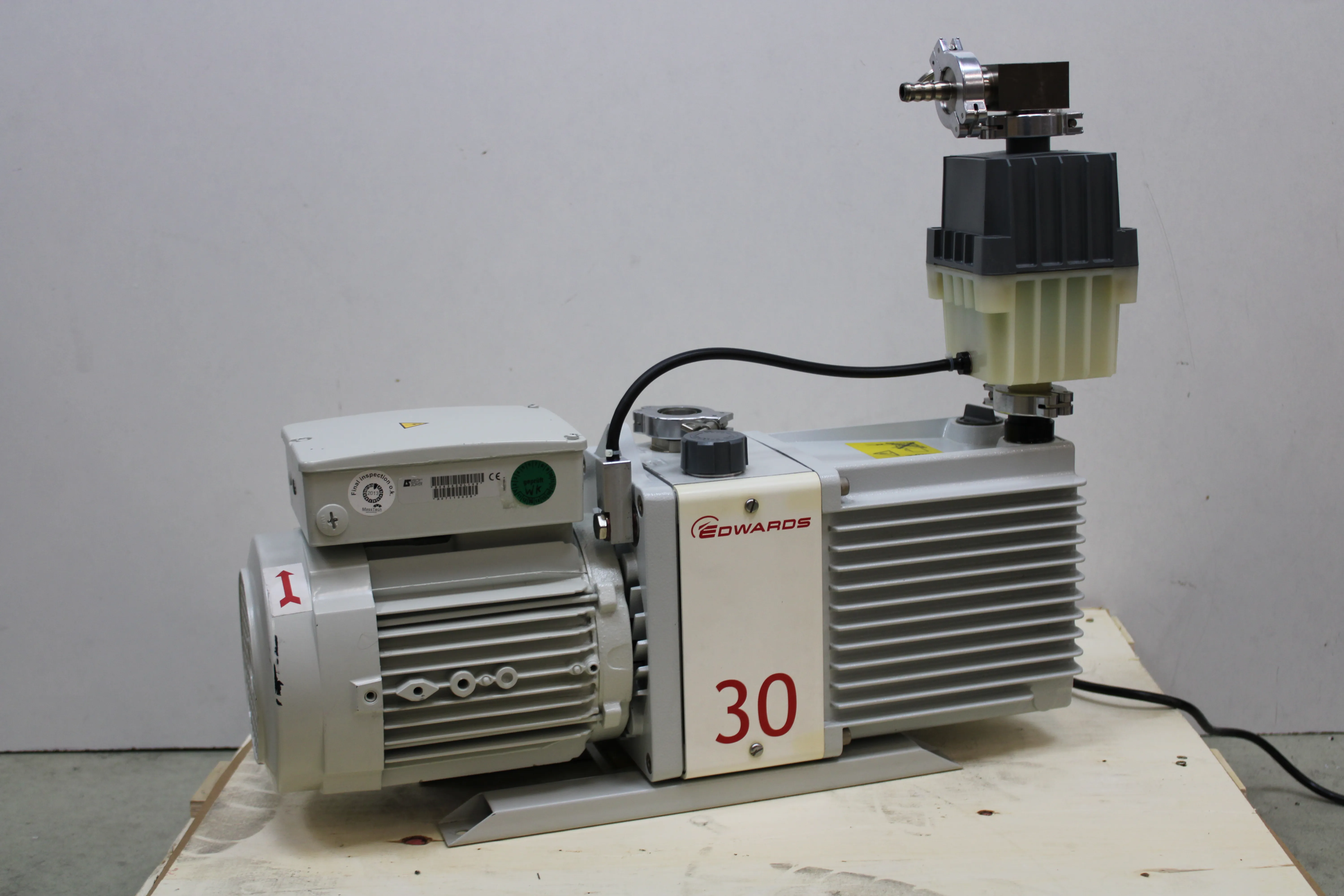 Edwards E2M30 Rotary Vane Vacuum Pump A37415903 Hydrocarbon Oil Dual Stage 220-240V