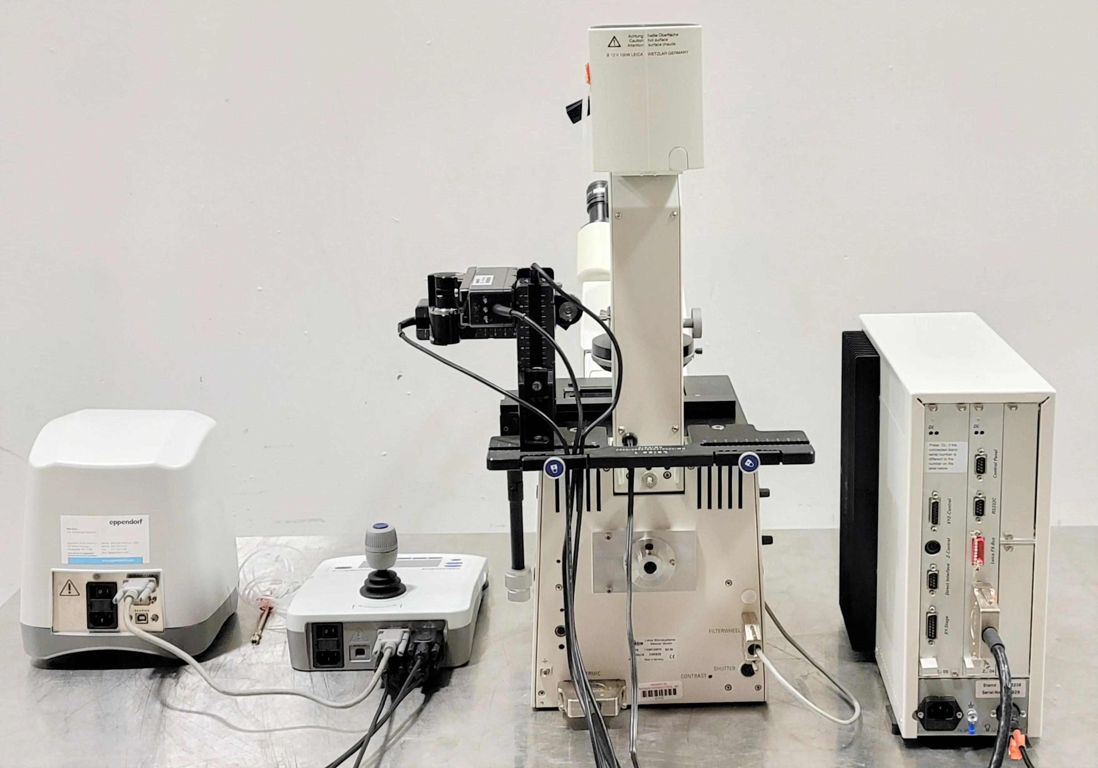 LEICA DM IRE 2 Microscope with Eppendorf FemtoJet 4i and InjectMan 4 Microinjection System