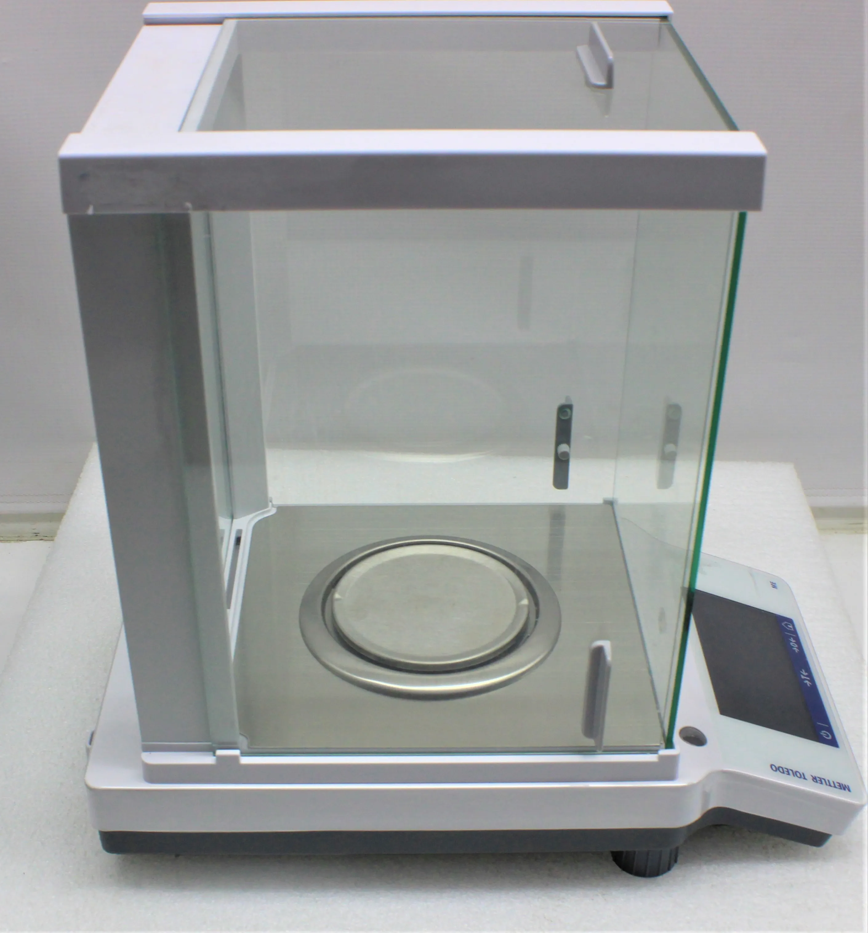 Mettler-Toledo ME104TE Analytical Balance with Touchscreen Operation