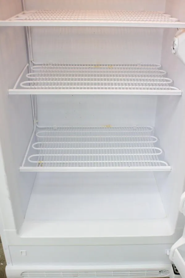 Frigidaire 20.9-cu ft Upright Freezer (White) FFFU21M1QWF