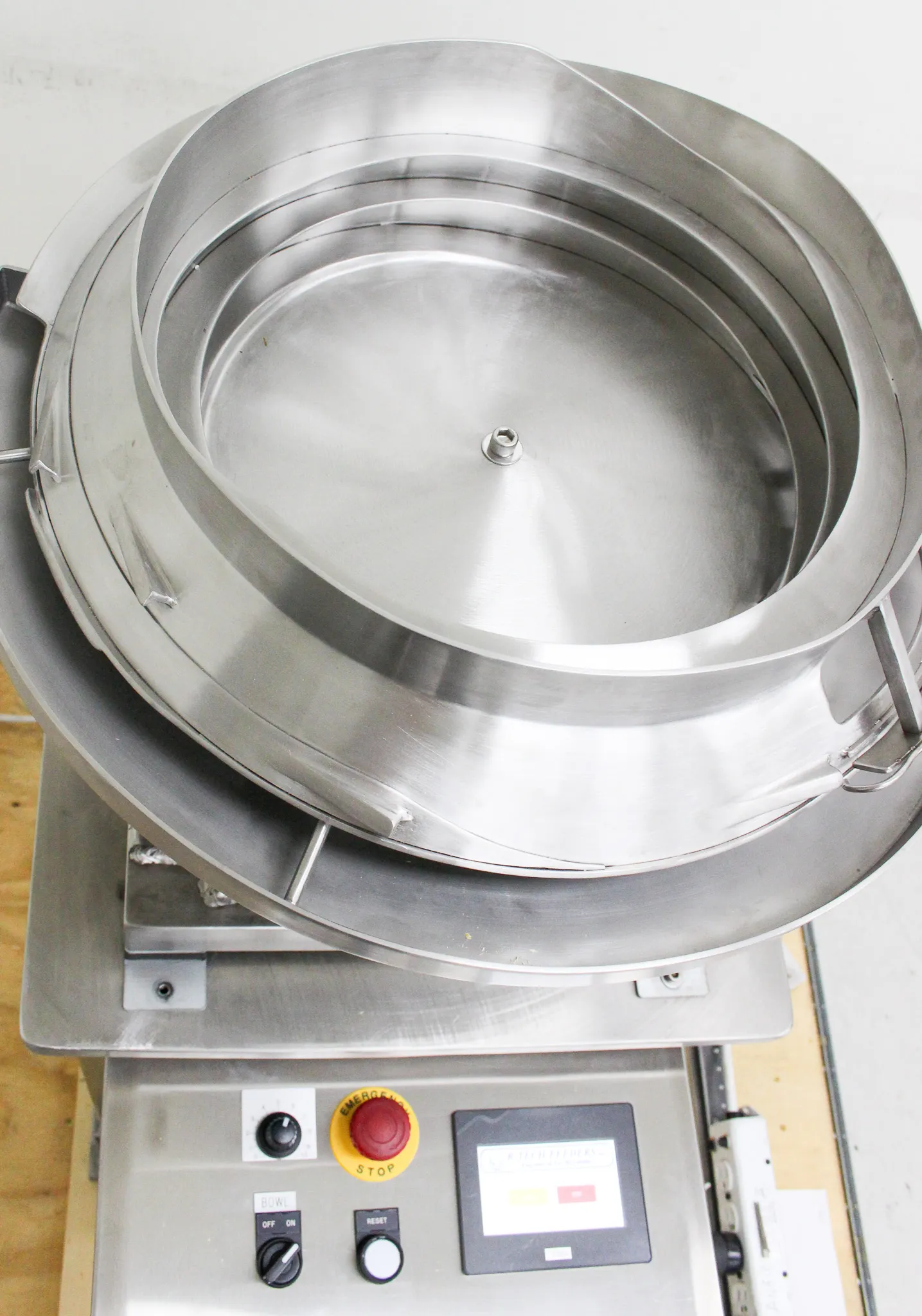 R-Tech Feeders Vibratory Bowl Feeder Model 15-110AC-WS-B-CS Slider Feed System