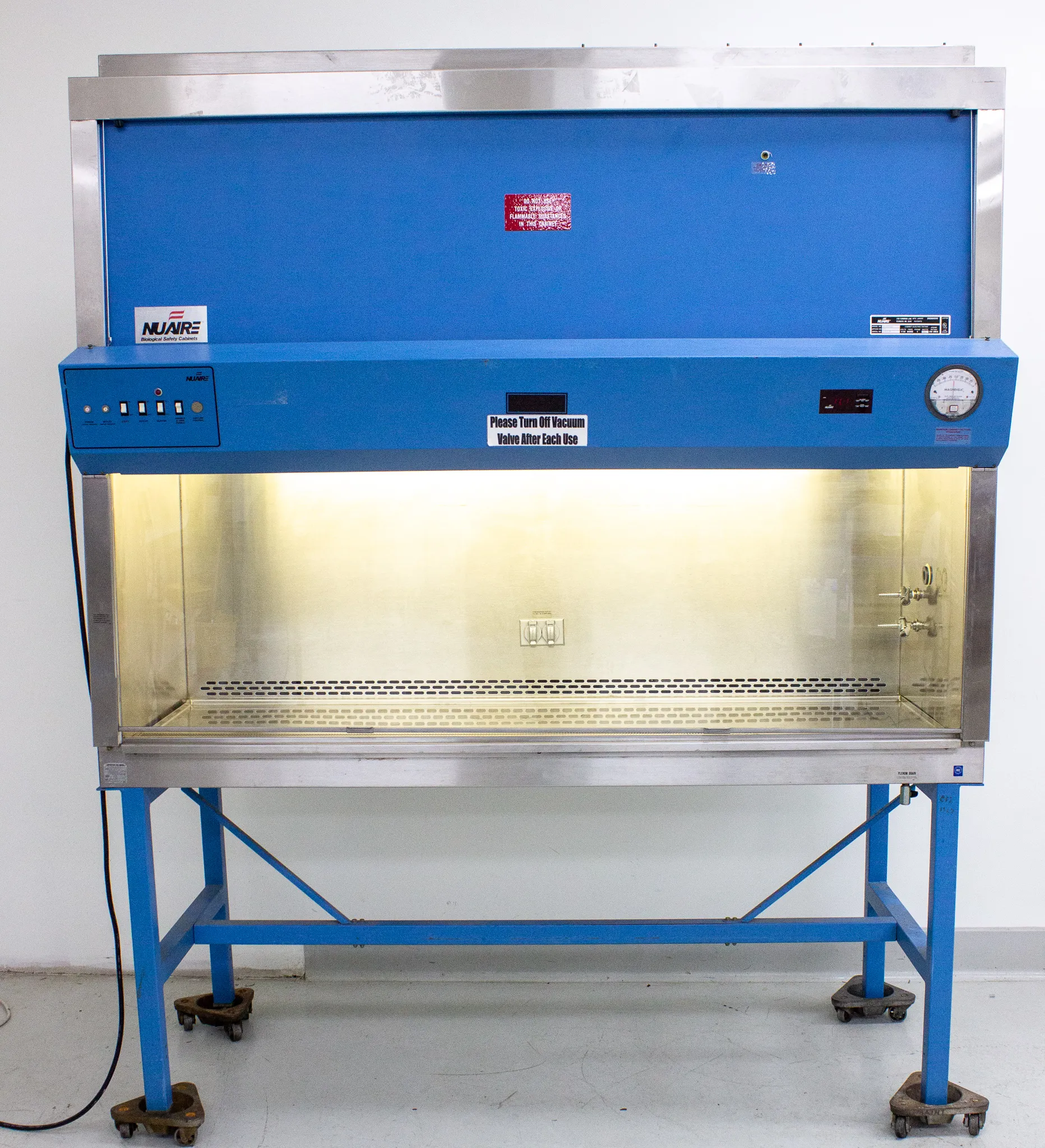 NuAire NU-425-600 Biological Safety Cabinet